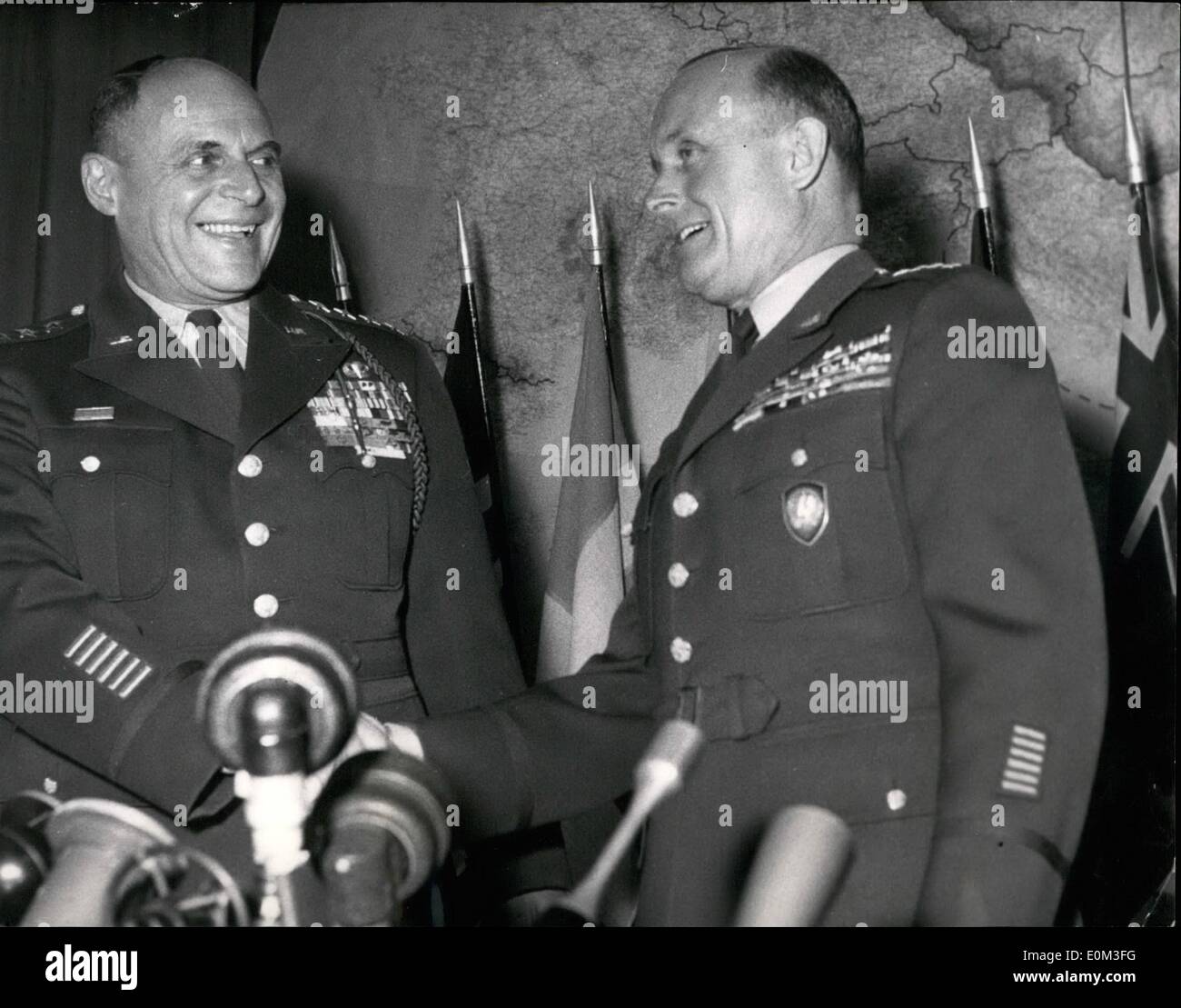 Mai 05, 1953 - Lors d'une conférence de presse qui a eu lieu au SHAPE (Supreme Headquarters Allied Powers Europe) ce matin, le général Ridgeway, qui vient d'être nommé chef d'Etat-major des Forces armées américaines, a transmis ses pouvoirs de commandant de la forme au Général Gruenther, qui Banque D'Images