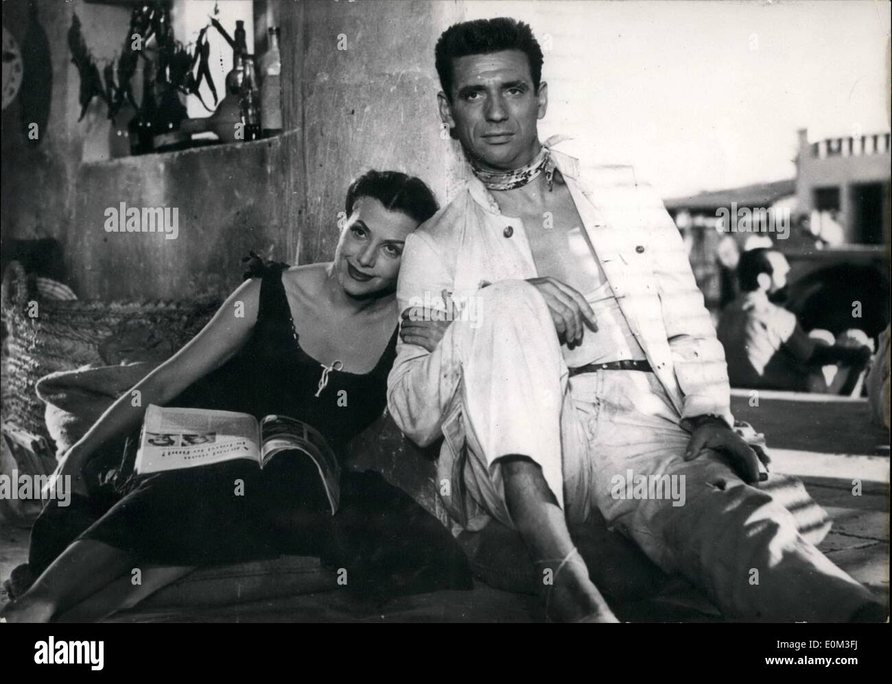 Mai 05, 1953 - Le premier prix du festival de Cannes va au cinéma français : Yves Montand et Yera Clouzot (épouse du célèbre producteur) dans une scène du film ''Le salaire de la peur'' (les salaires de la peur). Le film représentant une acventure spectaculaire des chauffeurs de camion transportant une charge d'explosifs sur les routes vénézuélienne a obtenu le premier prix au festival de cannes. Banque D'Images