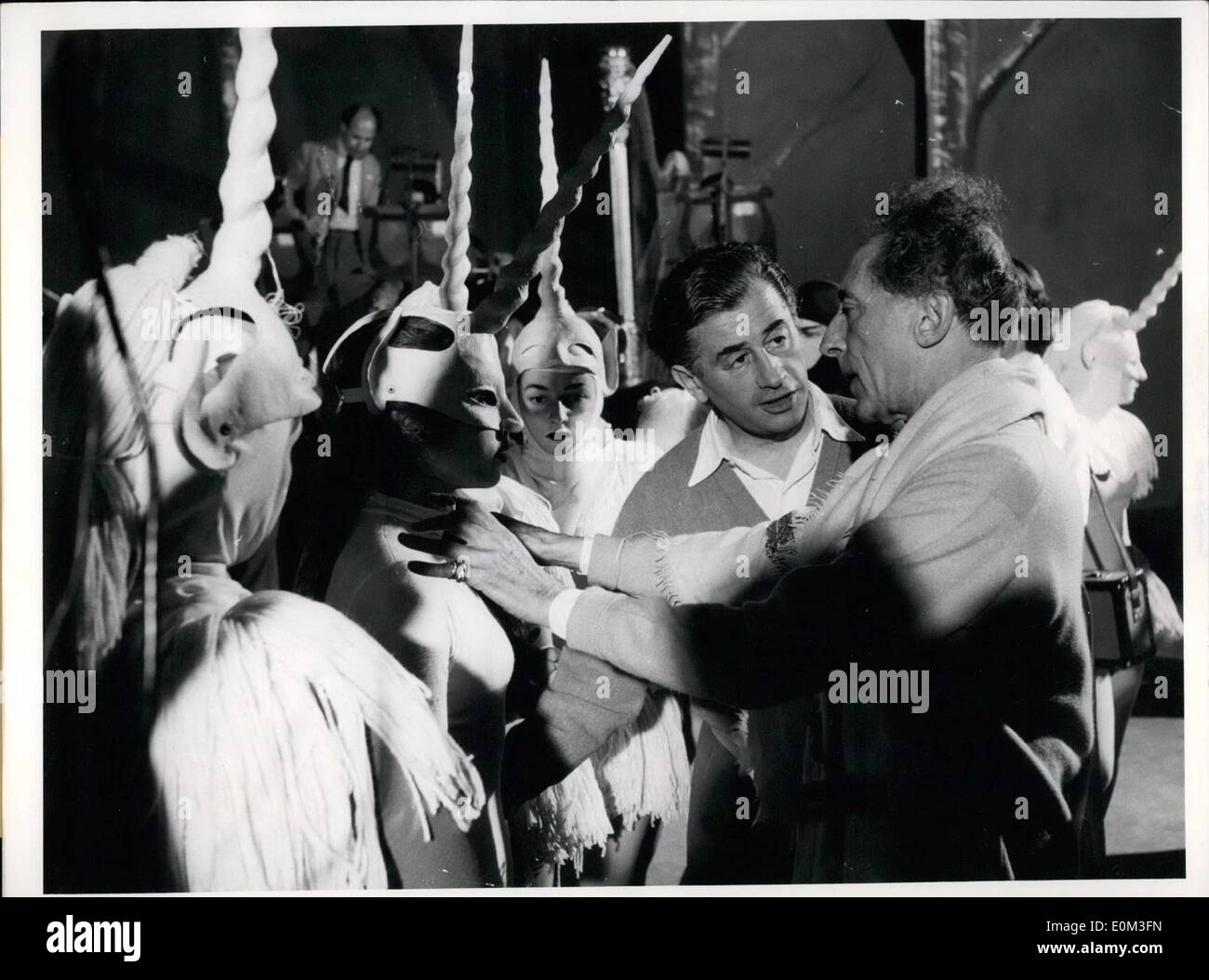 Mai 05, 1953 - un peu de temps avant la première de son ballet ''La dame a La Licorne'', Jean Cocteau, le célèbre dramaturge français, a visité la capitale bavaroise pour superviser personnellement les derniers préparatifs et fait ses débuts. Il est dit qu'un français a donné une valeur inestimable tapis Cocteau le stimulant intellectuel pour écrire la fable amusante. Jacques Chailiey composé la musique idées suivantes et les motifs du 16ème siècle Banque D'Images