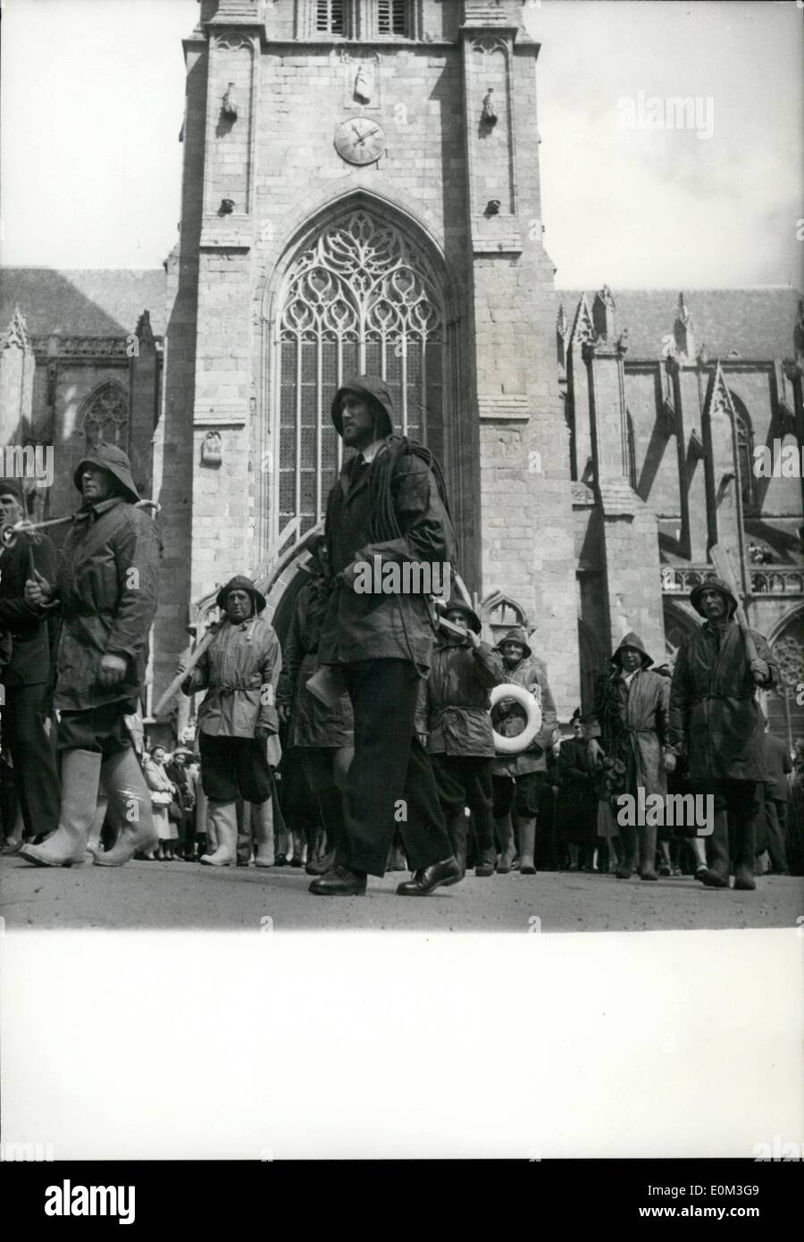 05 mai 1953 - Saint Yves, patron des avocats à l'honneur : les pêcheurs bretons dans la Procession à Trequier Côte nord de la Bretagne Banque D'Images