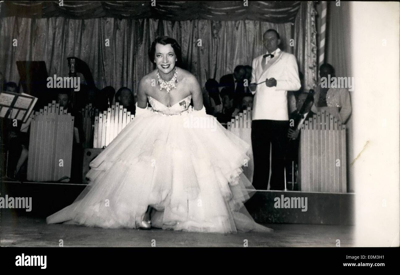 Mai 05, 1953 - Lily Pons chante au Bal de charité célèbre : Lily Pons s'inclinant devant le public après avoir chanté à l'organisme de bienfaisance de la balle ''Lits blanc'' qui a eu lieu au Moulin Rouge, Paris, hier soir. Banque D'Images