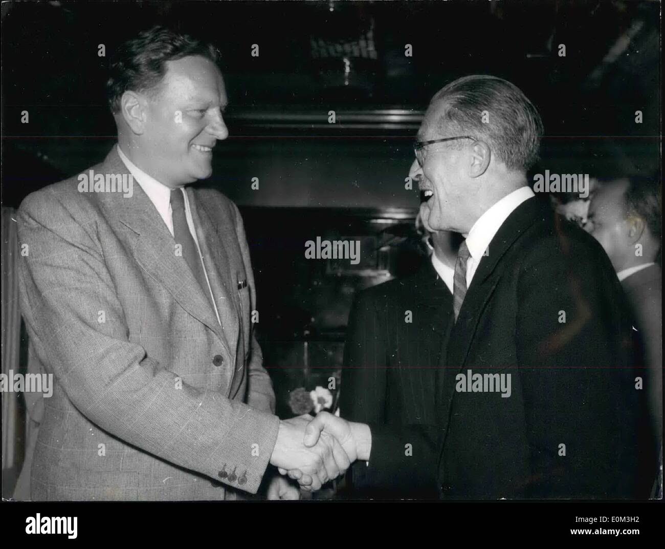 Mai 05, 1953 - La secrétaire d'Etat Dr. Gruber voyages dans un train spécial de Vienne à Bonn où il est attendu pour une visite d'état le lundi (18 mai). Notre photo montre le Dr Gruber (à gauche) reçu par le chef du protocole de la chancellerie d'État de Bavière, le Baron Philip von Marque (à droite) lors du passage dans la gare de Munich. Banque D'Images