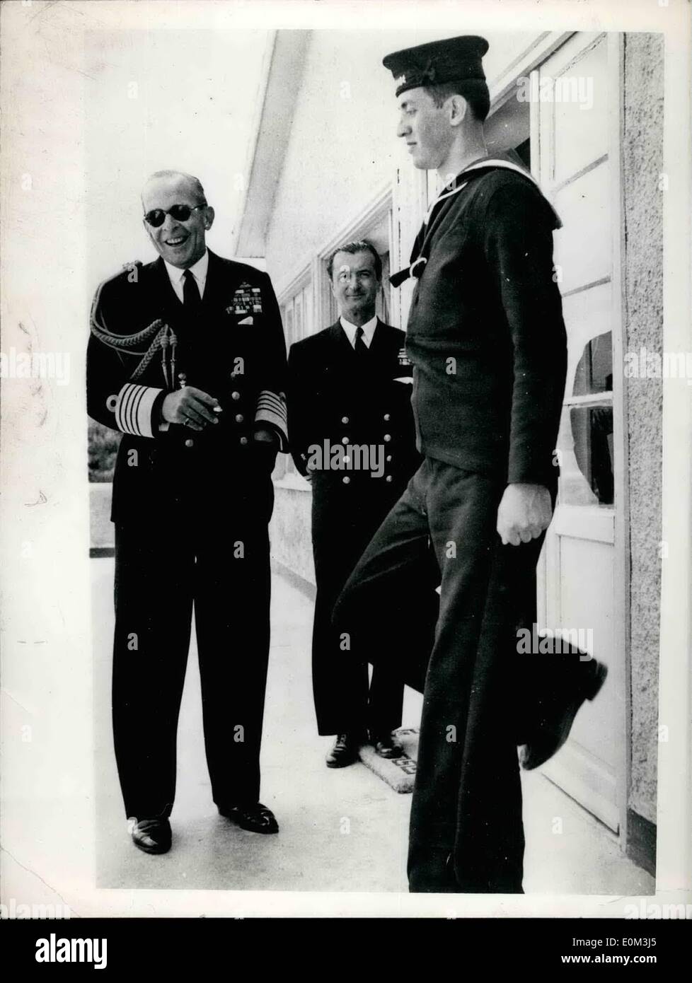 05 mai 1953 - le grand roi rencontre un plus grand marin roi Paul et la note : Roi Paul de Grèce, qui a la réputation d'être le llest homme dans son Royaume - il est 6ft. 6 pouces A eu l'expérience inhabituelle de rencontrer un grec plus grand que lui-même - quand il a visité la basse du roman soaraengha - il campe sur une cote imposante qui mesure 7 pieds. 4 pouces en hauteur cet homme est probablement le seul homme en plis - qui regarde son monarque vers le bas. Banque D'Images