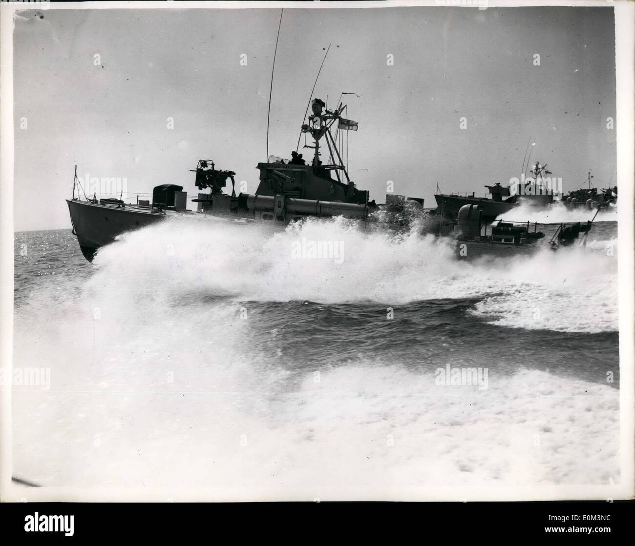 Mai 05, 1953 - La F.P.B sur la voie à l'exercice.(Droit) de navires de la marine danoise et norvégienne. : Huit fest bateaux de patrouille dont quatre longs bateaux bateaux courts et quatre communistes de H.M.S. Hornet la Royal Marines danois et norvégien dans les eaux danoises. Les Britanniques - les bateaux étaient sous le commandement du Lieut. Com. J.A. Syme D.E.C. , R.N. La photo montre la mer la F.P.B's qu'ils aller de l'avant sur le chemin vers le Danemark. L'interligne est ''Fenger Gay'' avec en arrière-plan ''Gay'' Archer - deux des plus récents de la classe. Banque D'Images