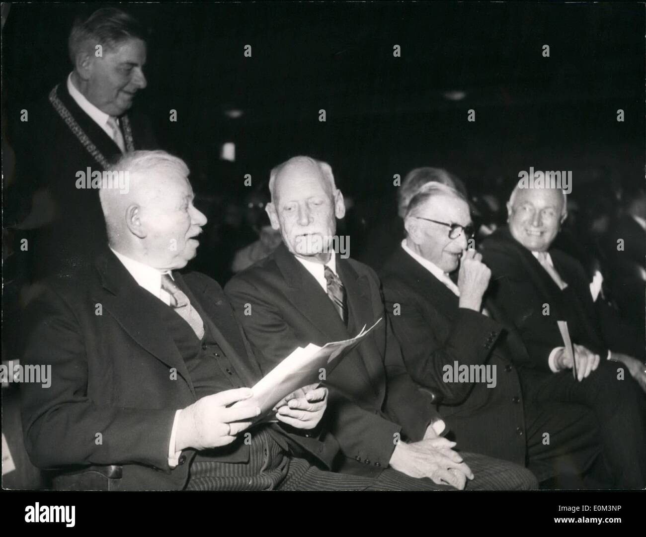 Mai 05, 1953 - 50e anniversaire de la ''eutschers Museum'' (Musée Allemand) : à l'occasion du 50e anniversaire du Musée Allemand de Munich. Un festival a eu lieu dans la grande salle des fêtes du Musée Allemand. De nombreux membres éminents ont assisté au Festival. Photo montre (De gauche à droite) :- Zeneck notoires, un conseiller privé de Bavière ; le Prince Rupprecht de Bavière ; Herr Reusch, directeur ; et M. Schubert, Ministre. Derrière Herrr Zeneck (debout) est professeur San Niccolo, le recteur de l'Université de Munich. Banque D'Images