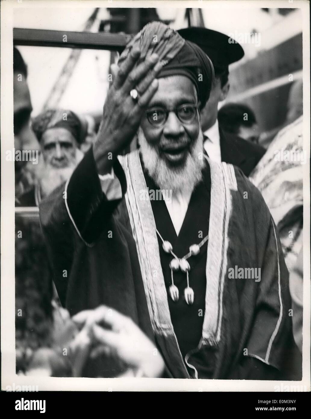 Mai 05, 1953 - Sultan de Zanzibar arrive pour le Couronnement : Sultan de Zanzibar, 73 ans Sir Sayyid Khelifa Bin Bin Harub I. Thuwein, arrivé à Londres aujourd'hui pour assister au couronnement. Ce sera le troisième sacre qu'il a vu. Il était au couronnement du roi George V et le roi George V1. Photo montre le Sultan de Zanzibar, les vagues qu'il est arrivé au Royal Albert Dooks, aujourd'hui Banque D'Images