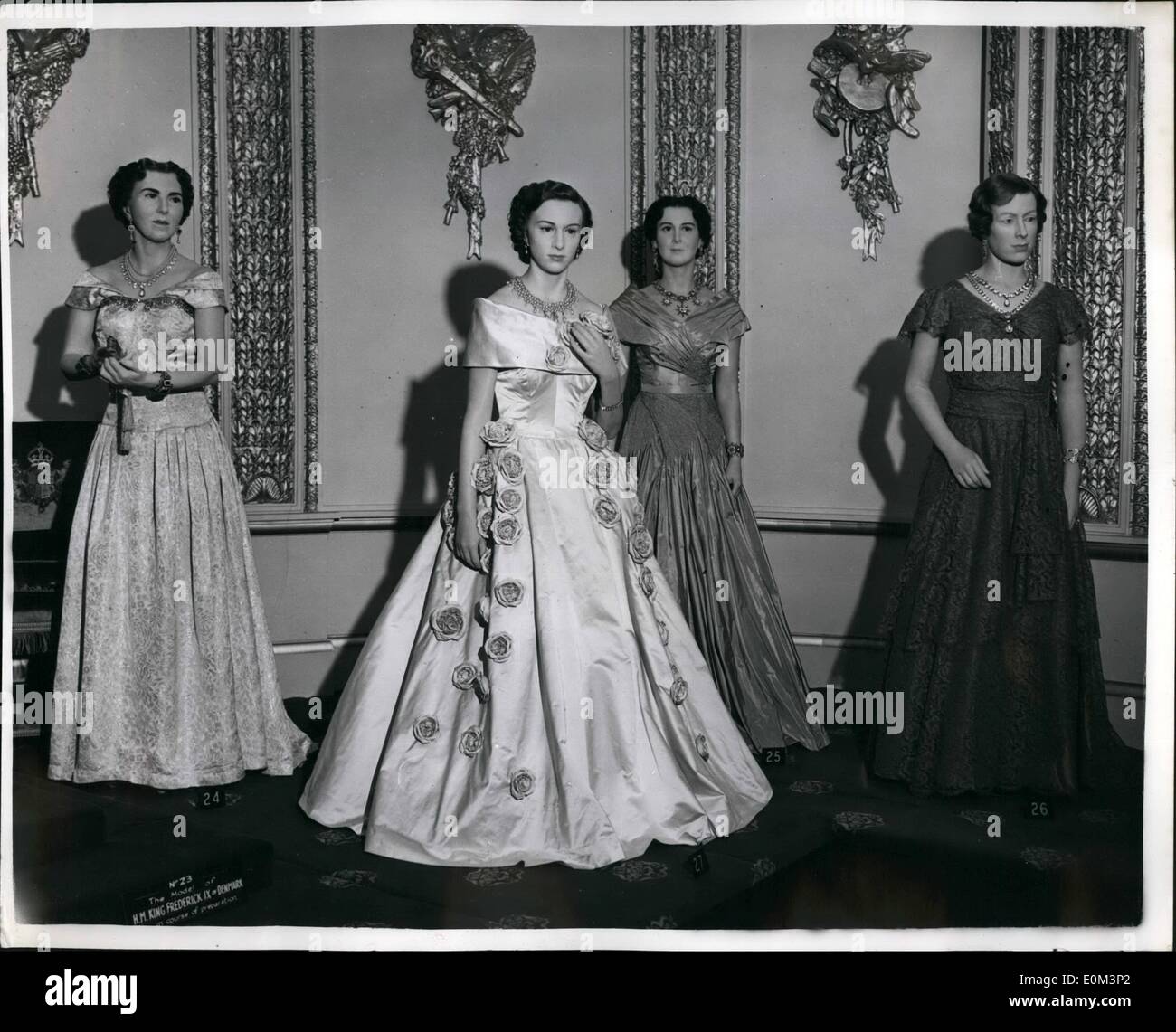 05 mai 1953 - préparation D'UN tableau de Coronation à  : M. Norman Hartnell a conçu de nouveaux modèles habillés pour la reine, la reine mère et la princesse Margaret, mais ils ne les portent jamais. Ils sont des personnages de cire de la famille royale dans une reproduction de 0,000 de la salle du trône Buckingham Palace à  Tussauds. M. Bernard Tussauds, arrière-arrière-petit-fils du fondateur et de son personnel travaillent de longues heures pour compléter le tableau à temps pour le couronnement Banque D'Images