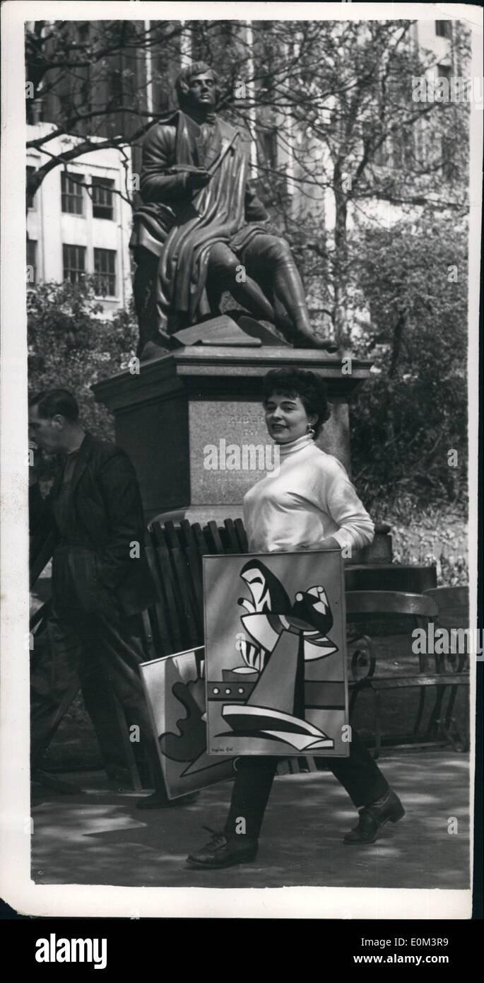 Mai 05, 1953 - Exposition d'art en plein air à Londres... Robert Burns - Regarde vers le bas.. La sixième édition des open-air de peintures organisée par le L.C.C. se tiendra au Victoria Embankment Gardens... Photo : Keystone montre la Statue de Robert Burns semble être à la recherche vers le bas sur cette jeune femme qu'elle arrive avec quelques uns de ses expositions modernes - à l'Embankment Gardens. Banque D'Images