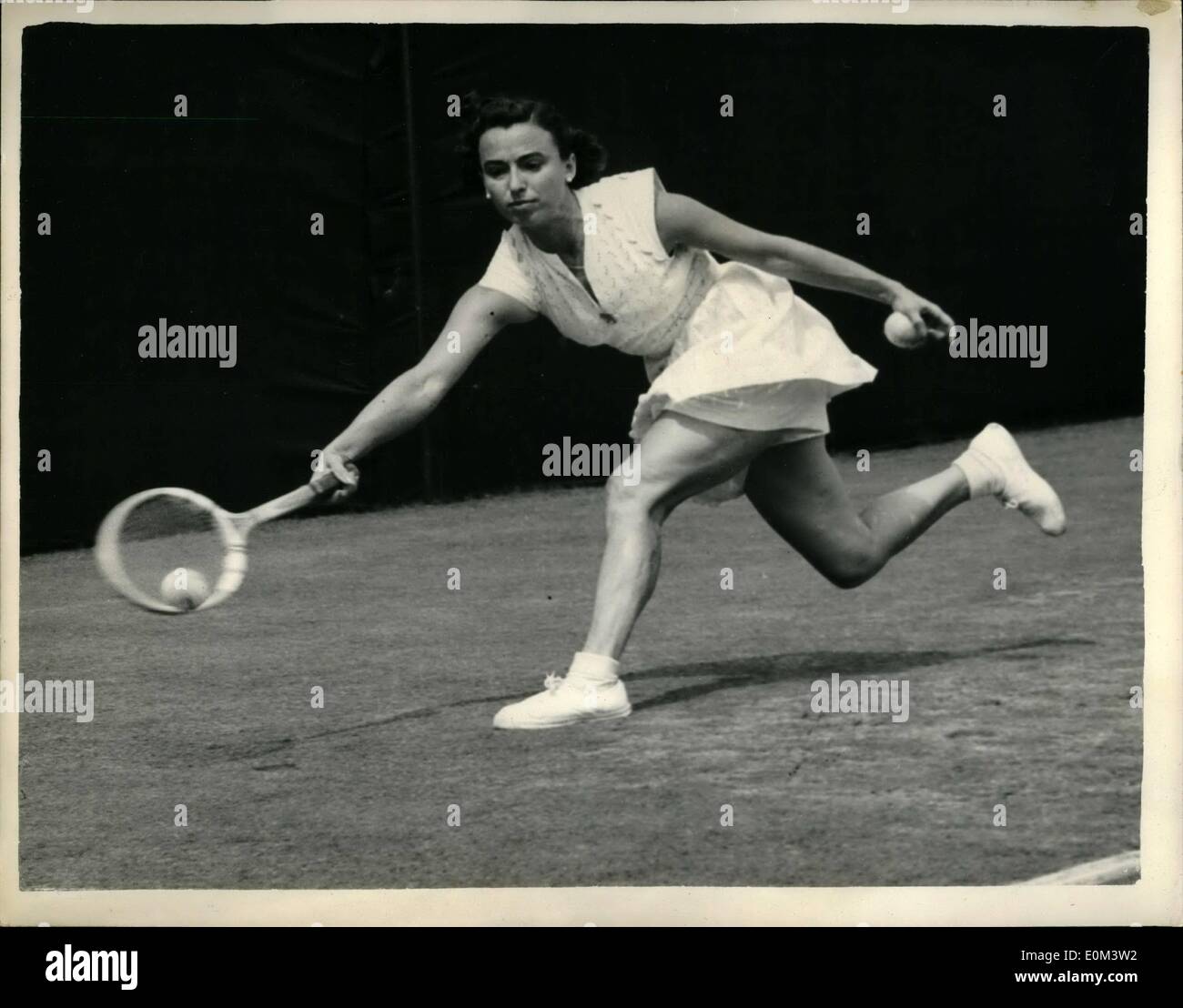 Juin 06, 1953 - Le tournoi de tennis de Wimbledon : Troisième jour : Photo montre Marie Weiss dans jouer contre Mlle M. Downey Ireland Banque D'Images