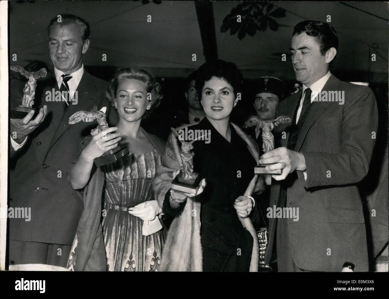 Jun. 06, 1953 étoiles - ''victoire'' (Français) Oscar : de gauche à droite : Gary Cooper, Martine Carol, Gina Lollobrigida et Banque D'Images