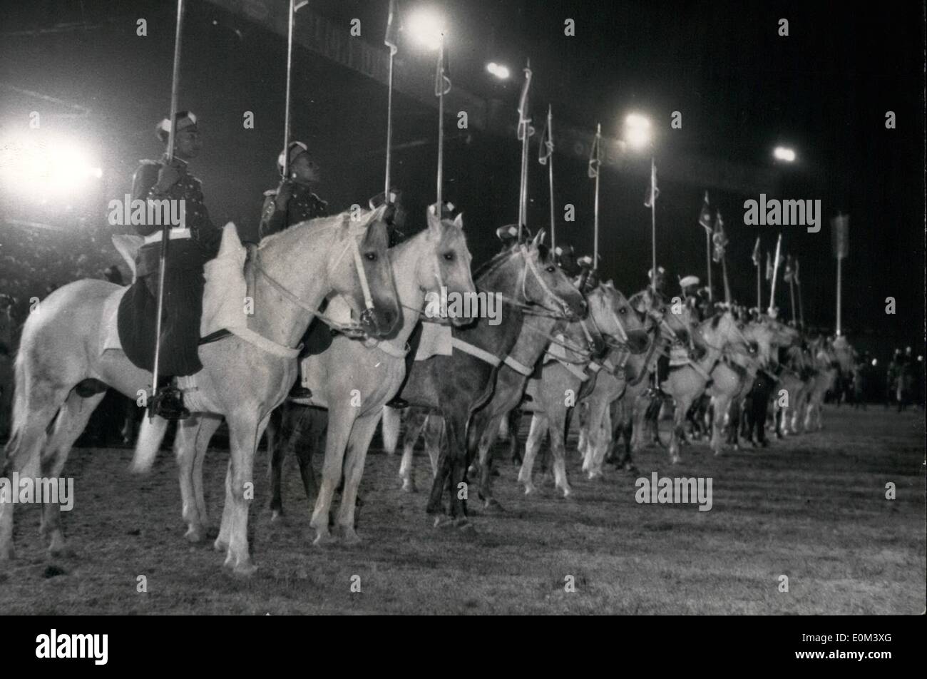 Juin 06, 1953 - International Horse Show au Parc des Princes : La garde du sultan du Maroc vu à l'International Horse Show. Banque D'Images