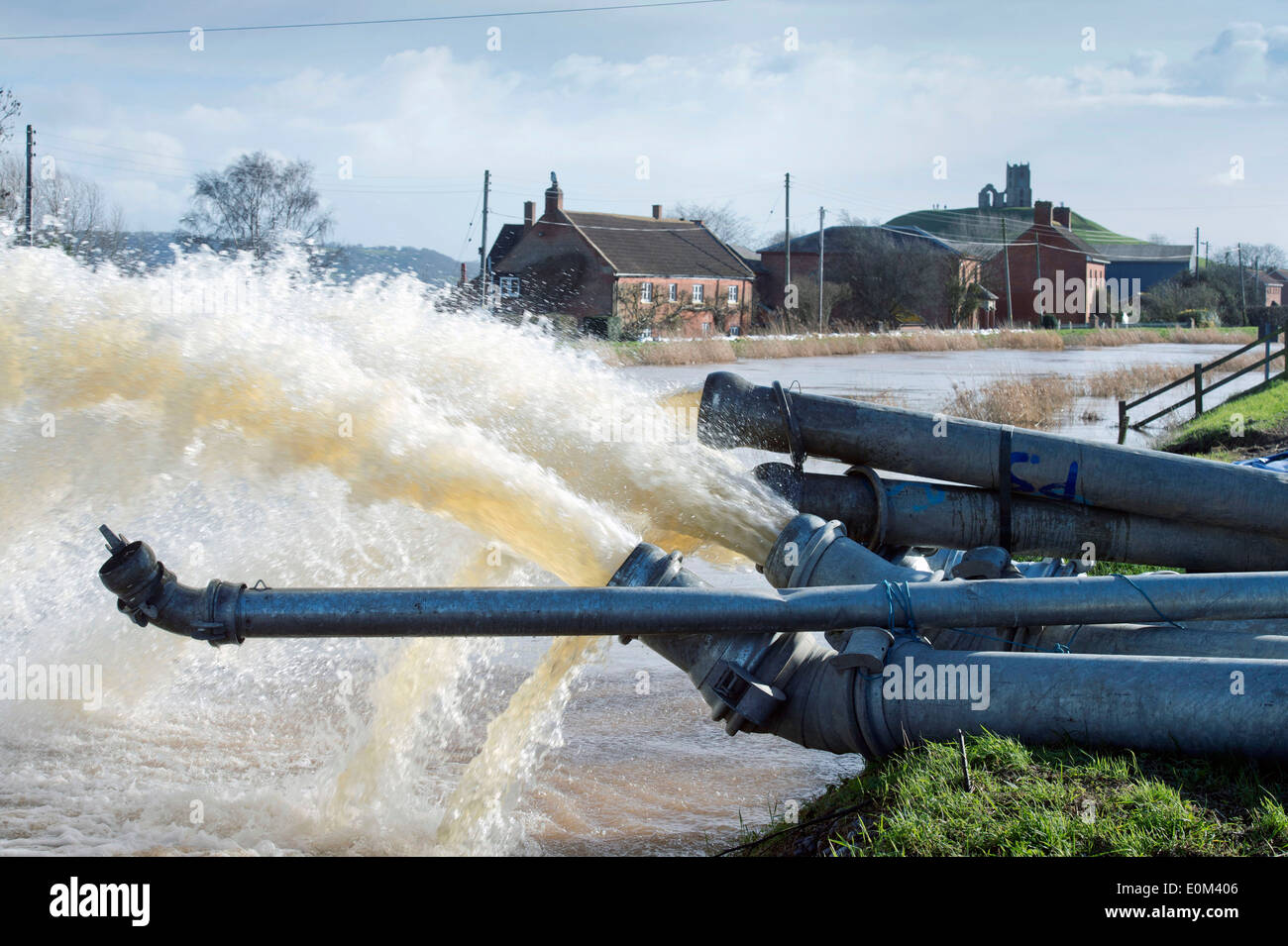 Les inondations sur les Somerset Levels - inondation, l'eau pompée dans la rivière Parrett près de Burrowbridge UK Mars 2014 Banque D'Images