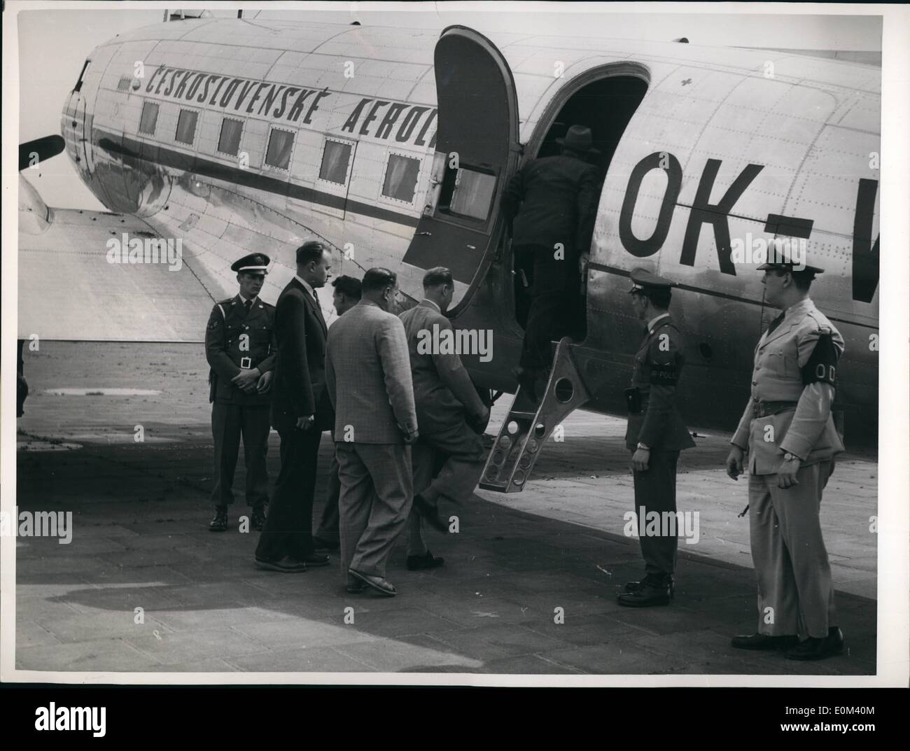 Mai 05, 1953 - Tzech sont remis. Le Tzechoslovakian aircraft qui a un groupe de réfugiés Tzech à la république fédérale sur Marh 23, 1953 a été remis aux représentant du gouvernement Tzech, sur l'aéroport Templehof (Berlin) à-jour. Photo montre le Tzechoslovacian returnflight l'équipage à bord pour aller à Banque D'Images