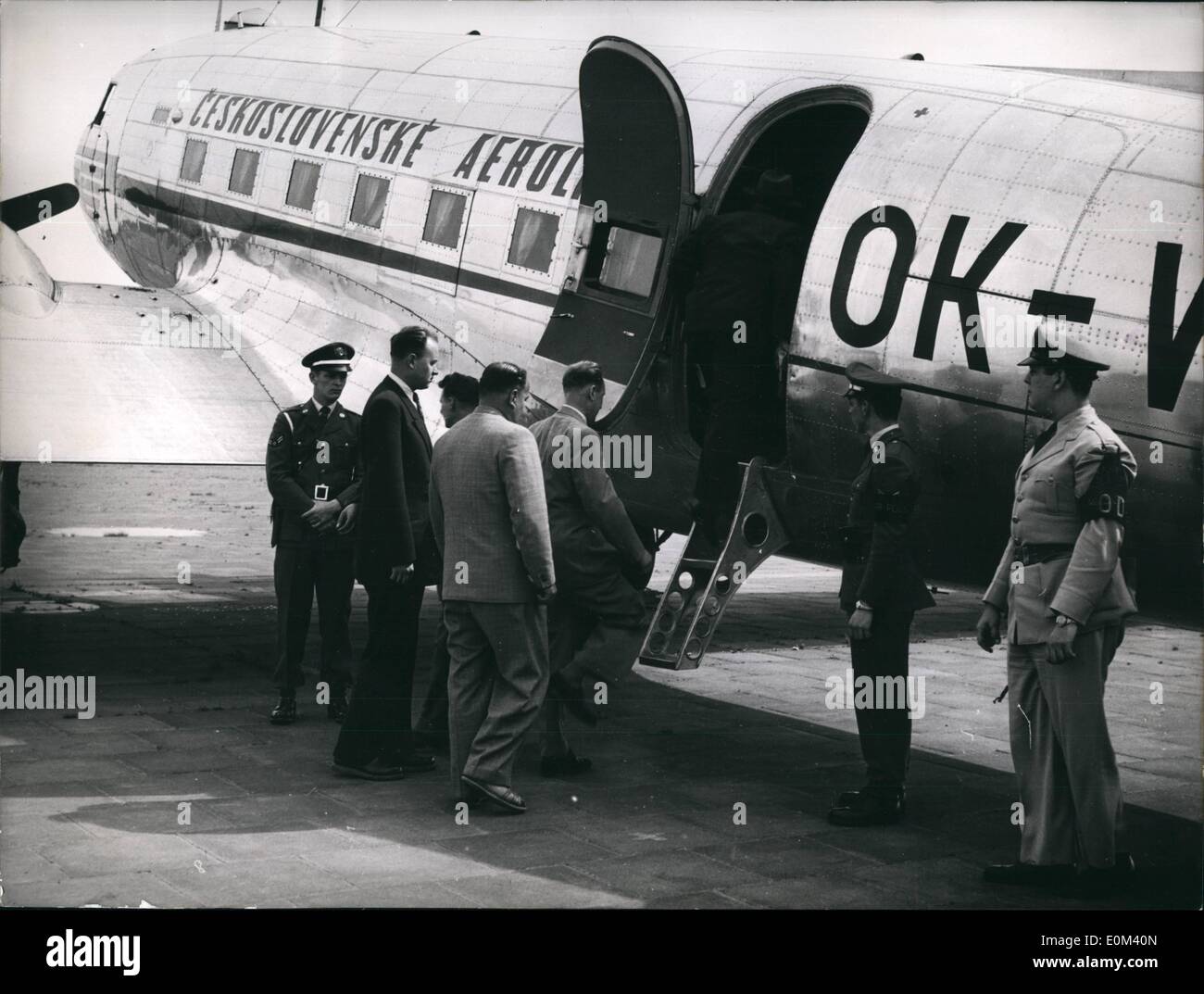 Mai 05, 1953 - L'aéronef Czecho-Slovakian, type DC-3, dans lequel un motif trouvé refuge dans la République fédérale allemande le 23 mars, s'est tourné vers les représentants du gouvernement tchèque à l'aéroport à-jour. Il a quitté pour Templehof Frag alors. L'avion est arrivé à Tempelhof de Frankfort et était un des représentants et des fonctionnaires américains dans l'après-midi. Des responsables américains ont dit qu'il n'y a pas de connexion entre l'appareil et de la récente libération de citoyen américain William une prison tchèque. Notre photo montre l'équipage tchèque de l'embarquement. Banque D'Images