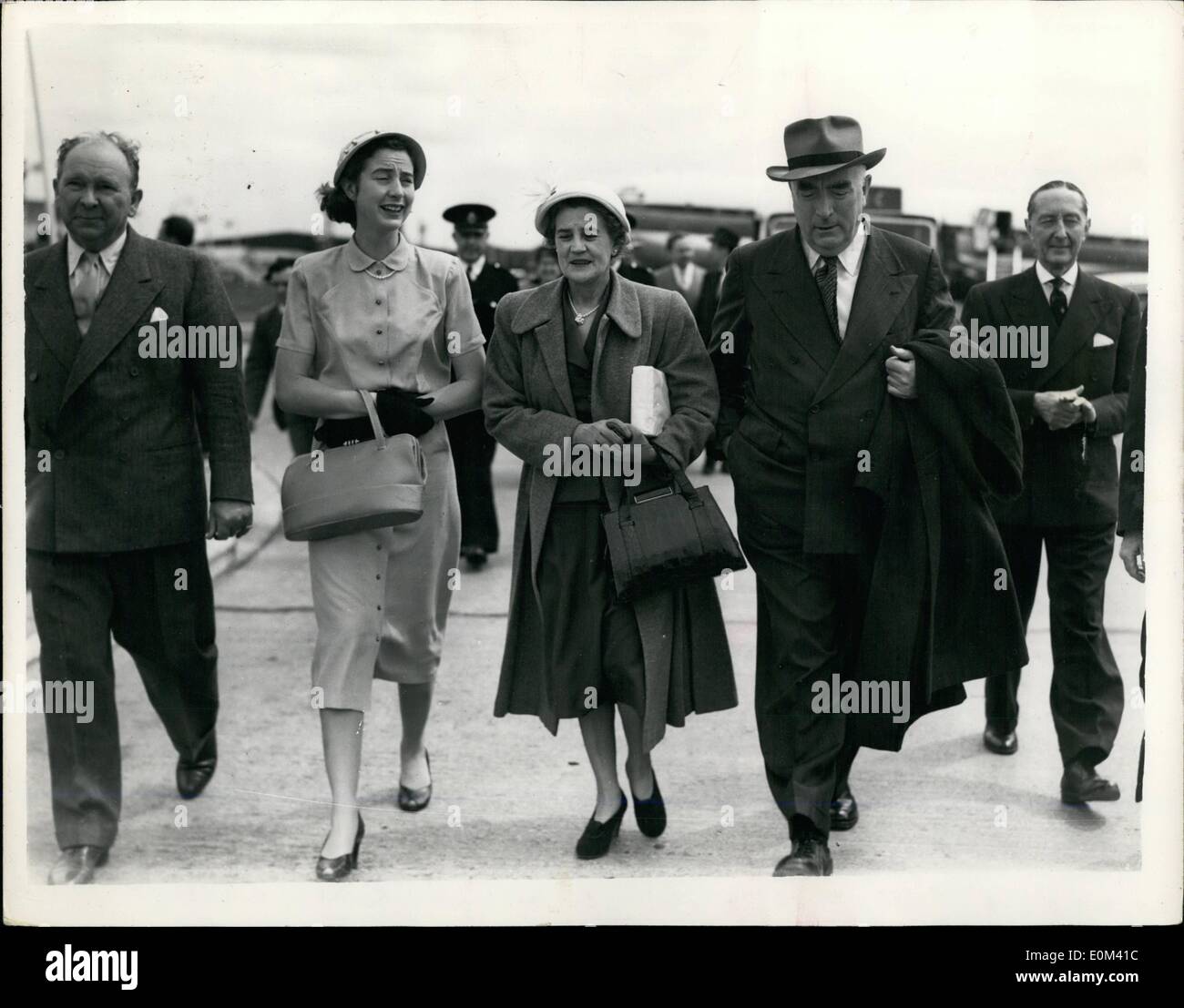 Mai 05, 1953 - Le Premier Ministre de l'Australie arrive à l'aéroport de Londres à Coronation. M. R.G. Menzies, le Premier Ministre d'Australie accompagné de sa femme et leur fille Heather est arrivée à l'aéroport de Londres ce matin. Ils sont ici pour le Couronnement. Photo : Keystone montre M. Menzies avec sa femme et sa fille Heather, à leur arrivée à l'aéroport de Londres ce matin. Banque D'Images