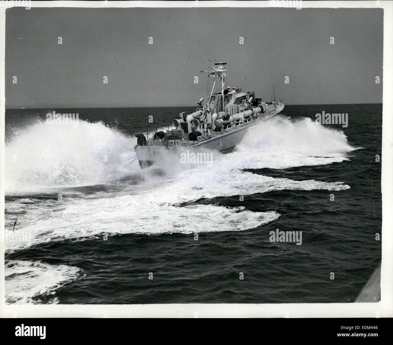 Mai 05, 1953 - La F.P.S. sur ay pour exercices avec DA souhaitent et de navires de la marine norvégienne. Huit bateaux essence fest dont quatre grands boas un bateau quatre courtes dans le Hornet R.m.s. gauche hier sensibles - pour les eaux danoises à prendre part à des exercices avec des unités f la Royal Danish Norwegian ad marines. Les Britanniques (f.p.B's étaient sous le félicite de Lieut. coma J.A. Syne D.E.U. R.N. photo montre la vue de ''Gay-tireur'' - l'un des plus récents F.p.t. - Comme elle fait son chemin dans l'eau sur était être le Danemark. Banque D'Images