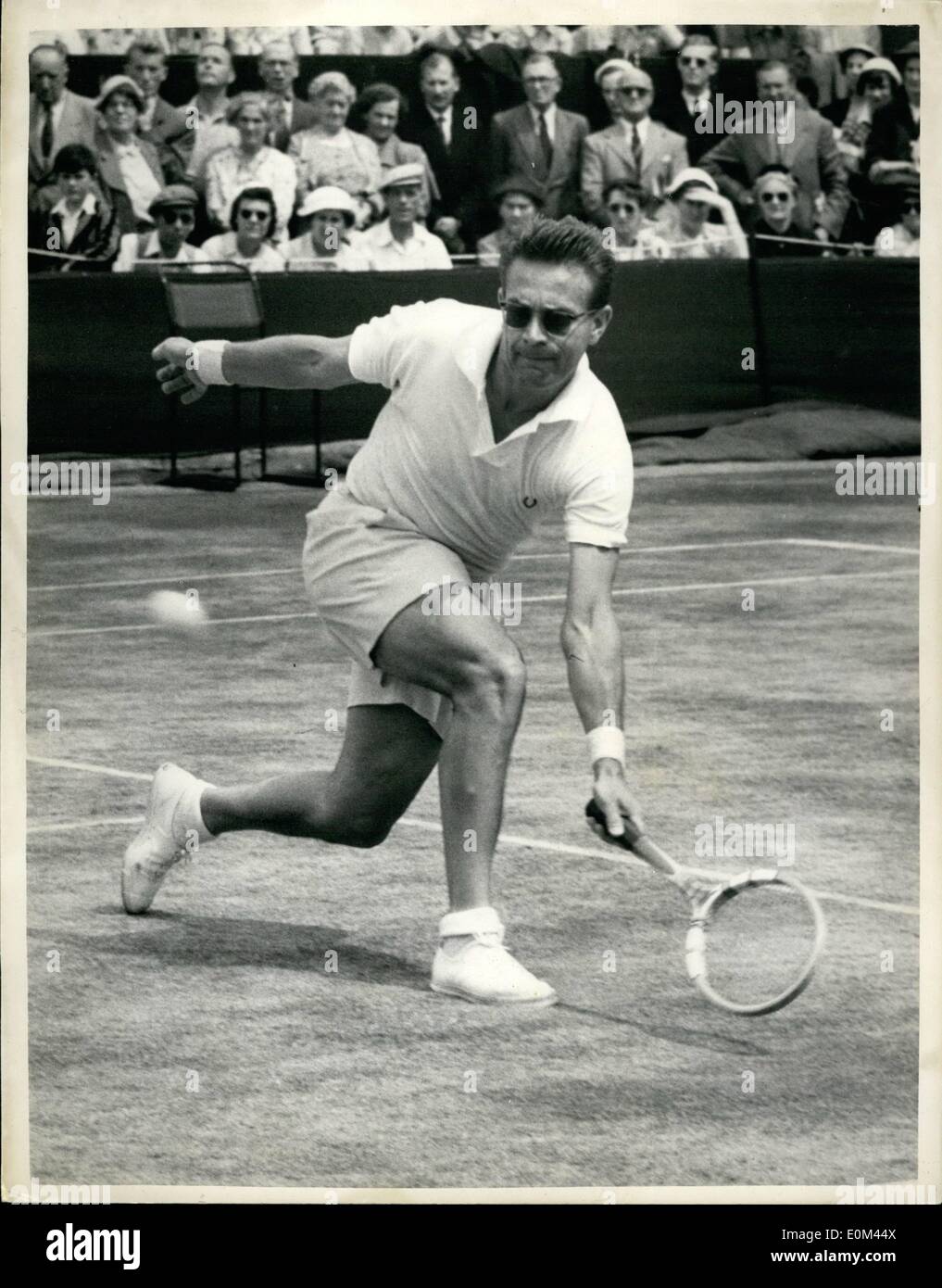 Juin 06, 1953 Tournoi de tennis de Wimbledon - Troisième jour. Photo montre J. Drobny à jouer cet après-midi contre B. Bartzen U.S.A. Banque D'Images