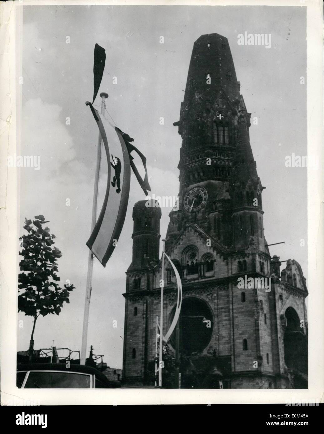 Juin 06, 1953 - Hommage à l'Allemagne de l'Ouest à moitié mort drapeaux émeutiers- mât. : Le Dr ADENAUER, chancelier de l'Allemagne de l'Ouest, a ordonné à tous les drapeaux sur les édifices publics tout au long de la République d'être mis en berne pendant trois jours, en mémoire de ceux tués au cours de l'Allemagne de l'émeute. La photo montre la vue des drapeaux en berne à Berlin. Banque D'Images