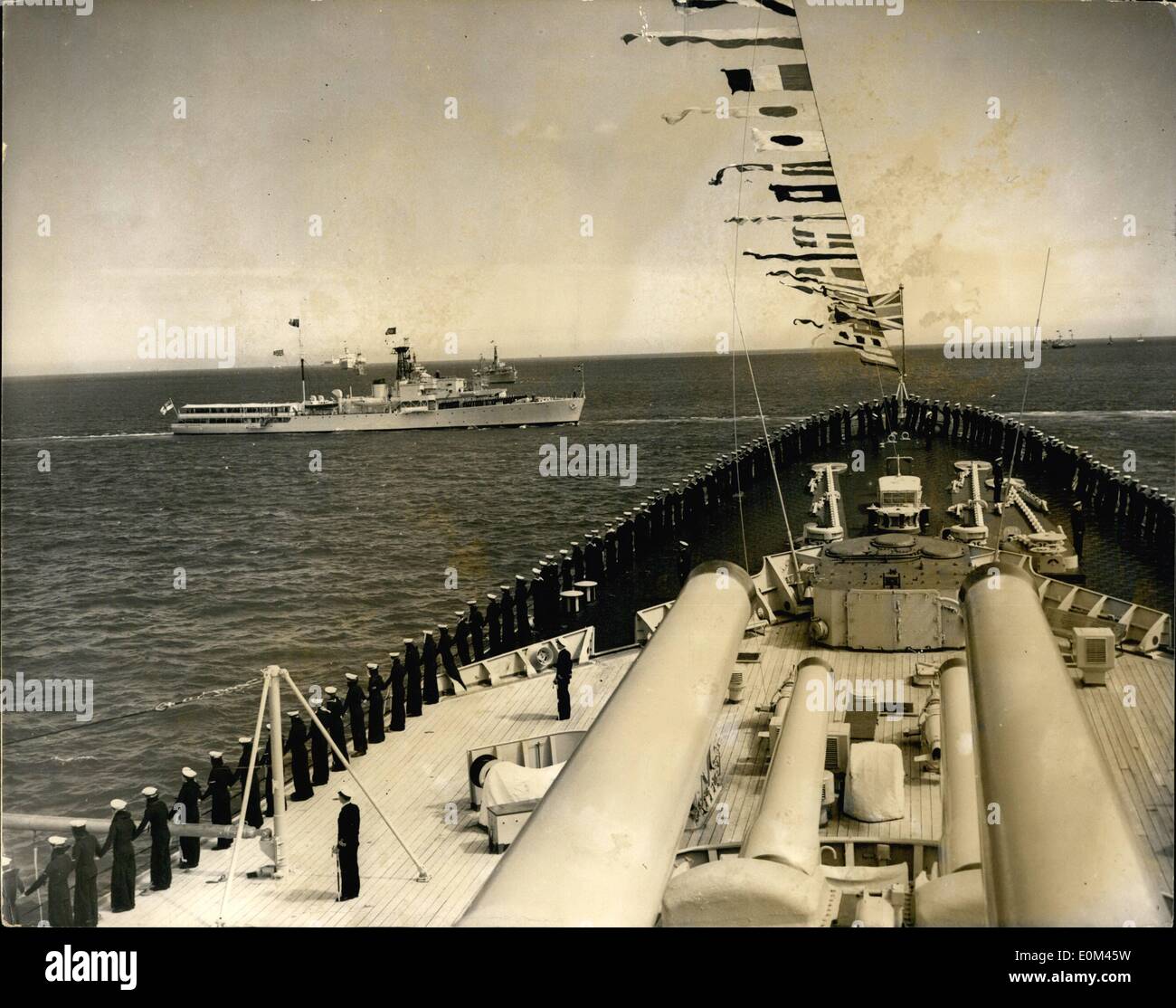 Juin 06, 1953 - Queen reviews flotte : Sa Majesté la Reine a examiné aujourd'hui les navires des marines étrangères et du Commonwealth. La photo montre le bateau HMS Surprise passe le drapeau arc du HMS Vanguard fleurie où les marins de la ligne de rails. Banque D'Images