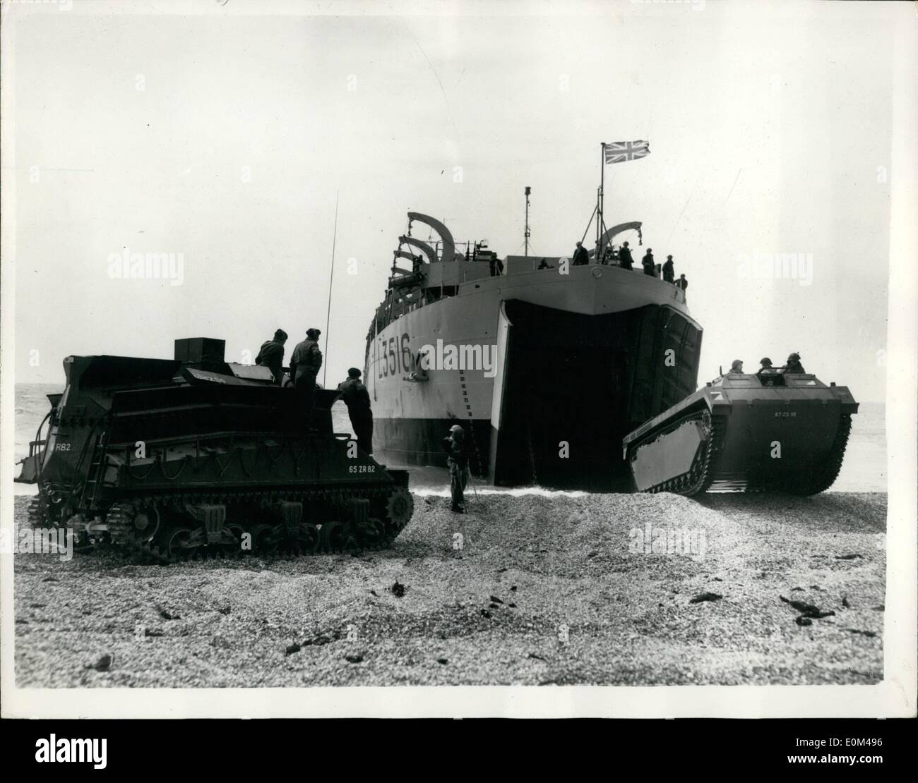 Mai 05, 1953 - Trois services ''Invasion'' de démonstration : une puissante force d'invasion composé de Royal Marines et les unités de la Force régulière et de la Territorial Army, dont un bataillon du Gloucestershire Regiment, ont été débarquées par les navires de la Royal Navy sur les plages d'Eastney, Southsea, dans le cadre d'Runsground «démonstration 'IV''. L'exercice a été planifié pour illustrer l'ensemble de la technique d'assaut amphibie de la reconnaissance préliminaire étapes par l'attaque contre les positions de défense établi à la consolidation de l'ultime terrain gagné par les envahisseurs Banque D'Images