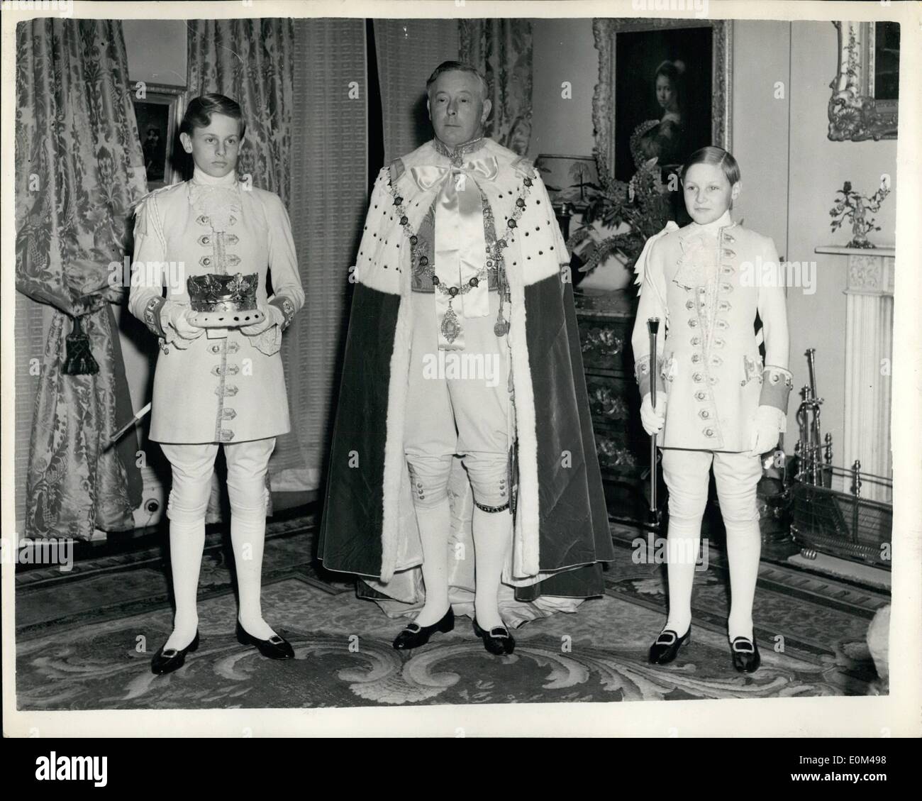 Mai 05, 1953 - Le duc de Norfolk en son couronnement Robes. : l'homme avec le plus gros travail en Grande-Bretagne aujourd'hui, l'homme derrière le planificateur préparations couronnement, l'Earl Marshal, le duc de Norfolk, photographié hier soir porter son propre jour coronation robes, avec lui sont sa page-garçons, James Drummond (à gauche), la tenue de la couronne du duc, et (à droite), Duncan da Vidson avec l'earl marshal's personnel. Banque D'Images