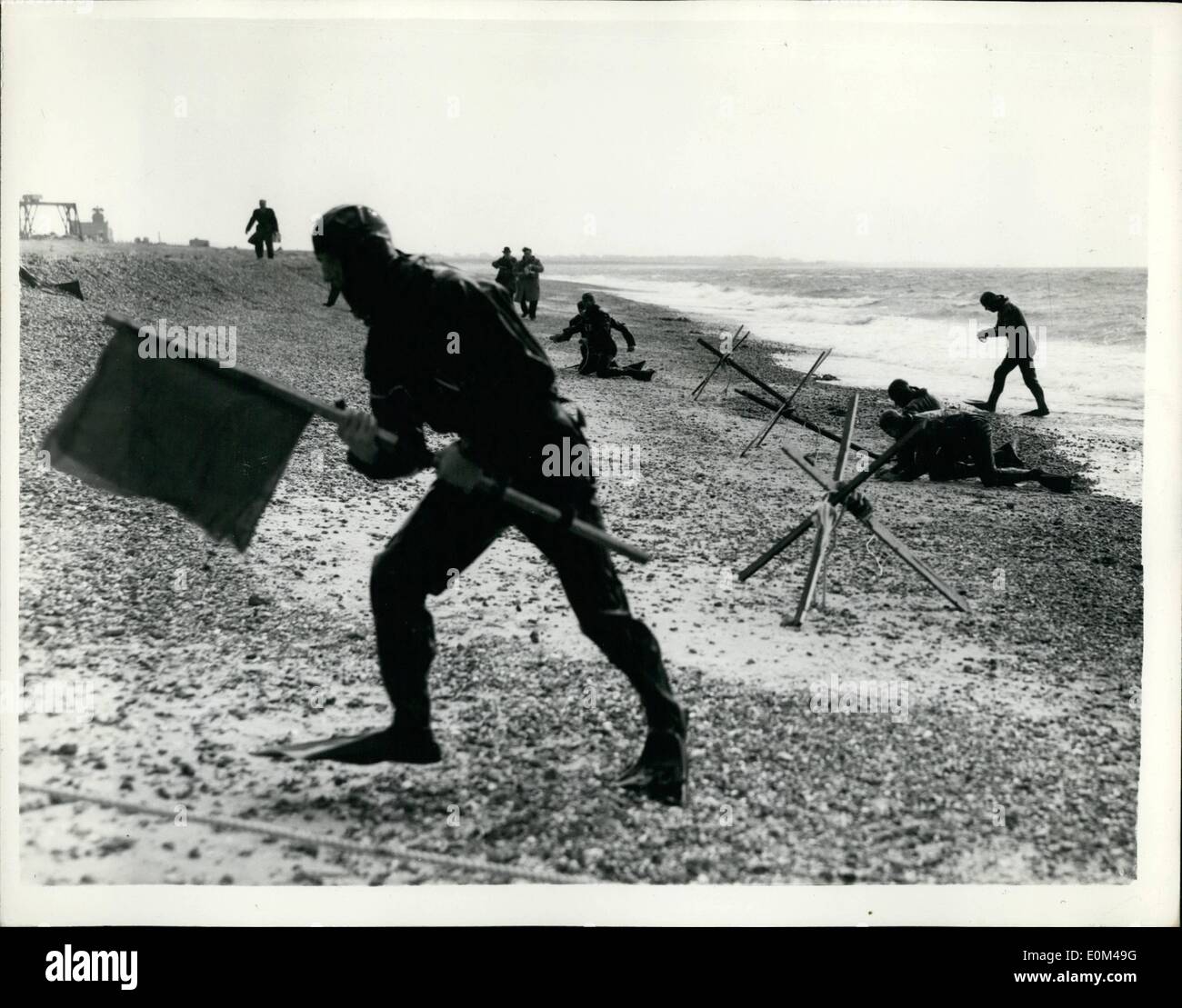 05 mai 1953 - démonstration de trois services « invasion » :Une puissante force d'invasion composée de Royal Marines et d'unités de l'Armée régulière et territoriale, y compris un bataillon du Gloucestershire Regiment, a été mise à terre à partir de navires de la Royal Navy sur les plages d'Eastney, Southsea, au cours de 'demonstration Ruethnicund IV'.L'exercice a été prévu pour illustrer la technique entite de l'assaut amphibie depuis les étapes préliminaires de reconnaissance, à travers l'attaque contre des positions de défense préparées à la consolidation ultime du terrain gagné par les envahisseurs Banque D'Images