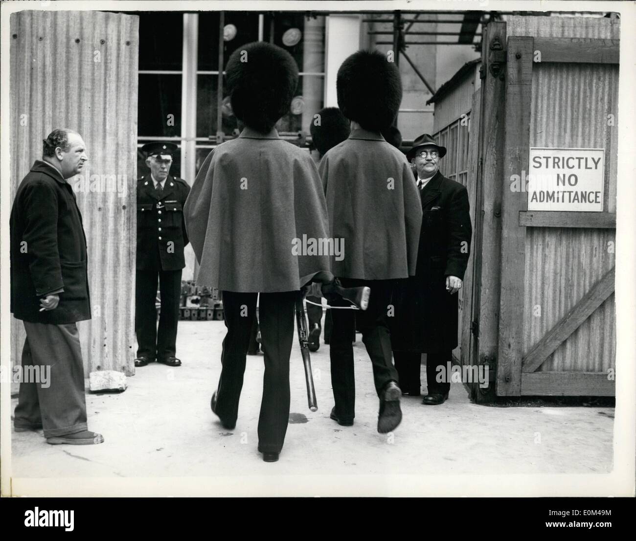 Mai 05, 1953 - La répétition de couronnement à l'abbaye. : Grenadier Guards, comme joyau d'escorte, arriver à l'abbaye de Westminster pour la répétition du Couronnement. Banque D'Images