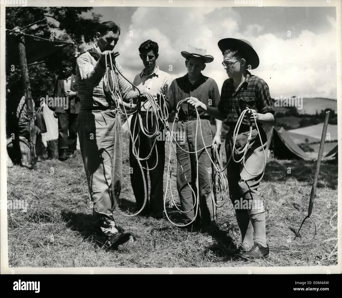 Juillet 24, 1953 - 24-7-53 Les jeunes cow-boys de Dartmoor. Cours de Lasso. Ex-South cowpuncher américain Ross Salmon organise un cours de deux semaines pour les cow-boys dans son école pour Cowboysat Longdown, près de Exster, où il espère pouvoir commencer une gamme du bétail. Il a l'intention de l'élevage de bovins en arrière sur 25 000 style de Dartmoor's lonely acres dans un effort pour mettre à utiliser certaines des terres incultes de la Grande-Bretagne. Pour le faire il est d'enseigner aux garçons de ride cow-boy et de faire tout ce qu'un vrai cow-boy de l'Ouest a à faire qui est assez différente de la Cow-boys de la Sereen Banque D'Images