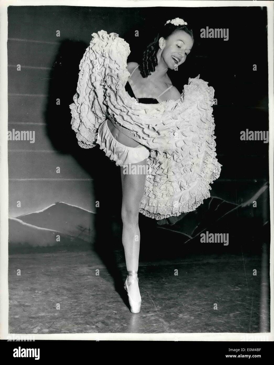 Juillet 27, 1953 - 27-7-53 Le ballet étoile répéter pour concerto . Le danseur de rue . Les membres du London Festival Ballet étaient d'être vu en répétition au Royal Festival Hall de cet après-midi pour cette soirée de performances , le Concerto nouveau ballet dansé sur la musique du Concerto pour piano de Grieg populaires. Photo Keystone montre : Vingt-neuf ans, un Svetlona Marina guest star du New York. Société répète pour sa part que le danseur de rue dans la section du Danube Bleu de concerto à la salle cet après-midi. Banque D'Images