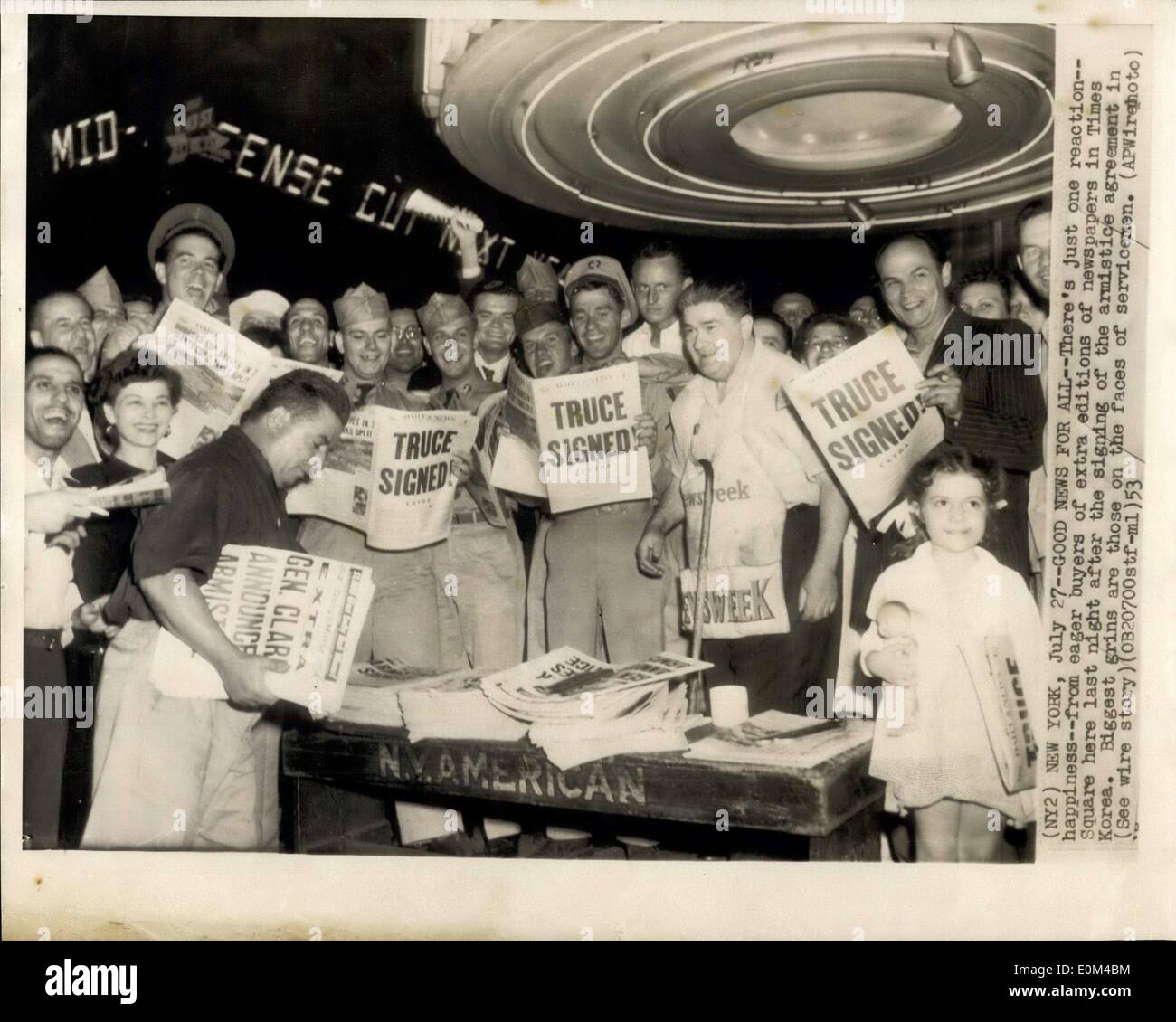 Juillet 27, 1953 - Actualités pour tous : il n'y a qu'une réaction : le bonheur des acheteurs désireux d'une édition spéciale des journaux sur Times Square, sa dernière nuit après la signature de l'accord d'armistice en Corée. Plus grands sont les sourires sur les visages des soldats. Banque D'Images