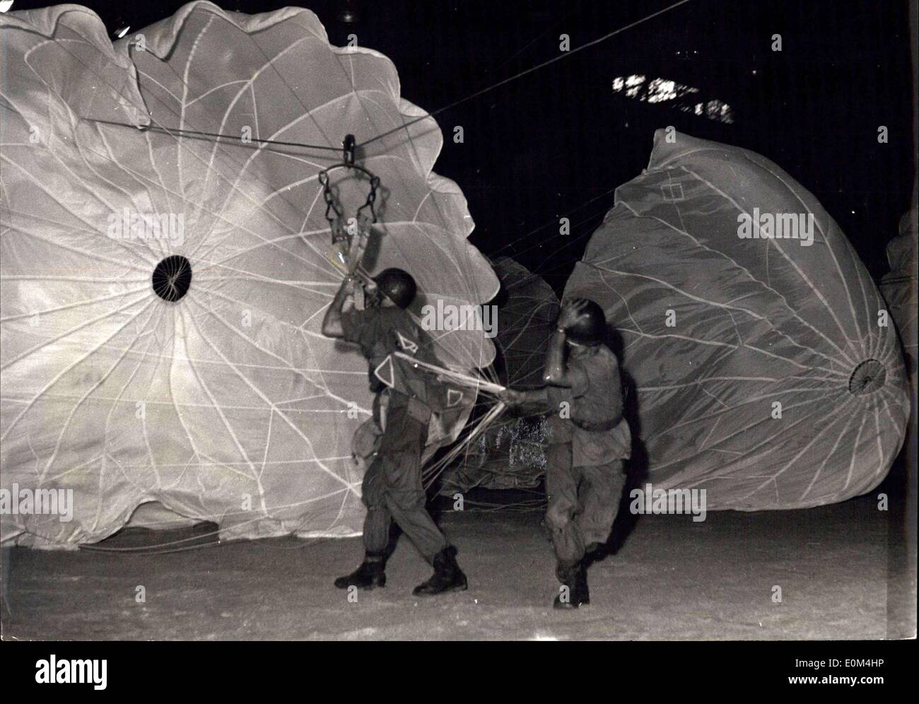Juillet 04, 1953 - Army Show au Palais des Sports. Un affichage des parachutistes vu à l'armée une semaine montrent présentement lieu au Palais des Sports, Paris. Banque D'Images