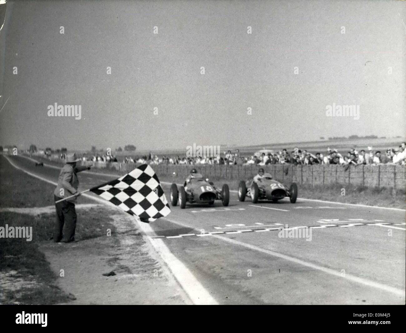 Juillet 06, 1953 - L'anglais Hawthorn remporte le grand prix de l'A.C.F. : Fangio 2e -- Gonzales 3ème. L'arrivée de Fangio (N I8) au volant d'une Maserati I et de Gonzales sur Maserati II. Banque D'Images