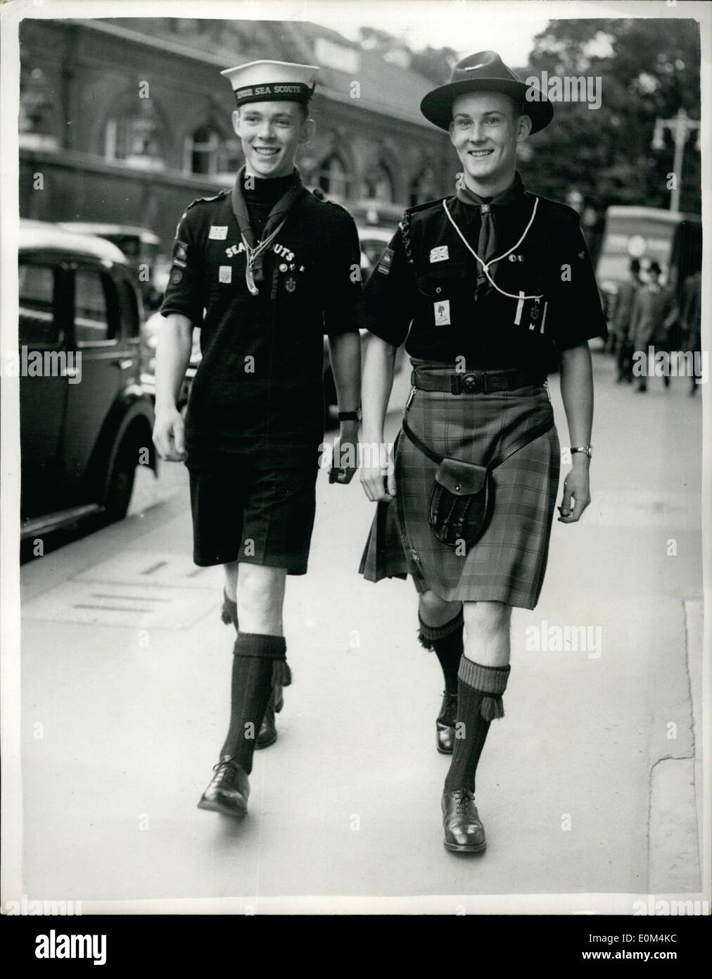 Juillet 07, 1953 - Trop de Scouts de la Reine pour les États-Unis : La Reine deux Scouts qui ont été choisis parmi de nombreux demandeurs de payer un sir visite d'une semaine à l'United States, quitter Waterloo cet après-midi. Les deux scouts, qui naviguent dans le Queen Elizabeth demain, sont Alan Barrie, du 29. Groupe de Glasgow, 17 ans, étudiante à l'université (dentaire), de Glasgow, et Geoffrey T. Woodward du 5e Groupe d'Eastbourne, 16 ans, étudiant à l'école de grammaire d'Eastbourne, qui vit à Eastbourne, Sussex Banque D'Images