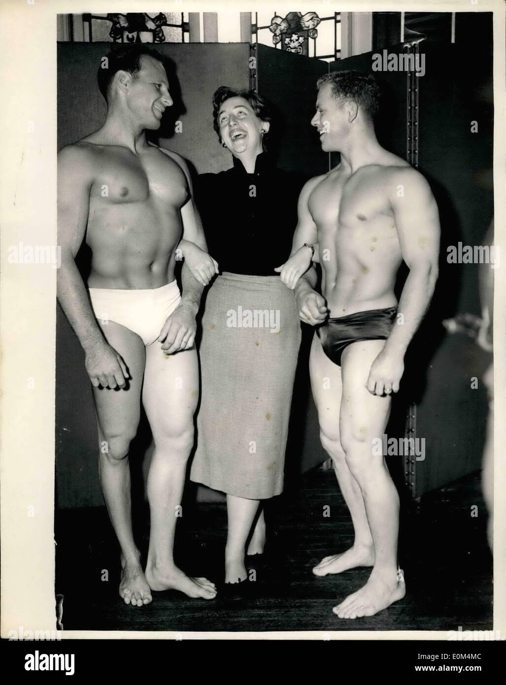 Juillet 07, 1953 - Coronation ''Mr. Univers'' de la concurrence..La dame avec le ''Muscle'' : Le jugement a eu lieu à l'hôtel Royal,. Le Woburn Place, London - pour le Couronnement ''Mr. Universe'' - La concurrence est prêt pour l'organisme national de l'Association des constructeurs amateurs - défilé qui se tiendra au Palladium demain. Photo montre Connie Agneau de Batterses - pose pour la caméra - avec deux des ''Muscle'' à l'hôtel ce matin, ils sont à gauche :-George Barbic de Californie U.S.A. et à droite :-Wayne Gaffron - poids de levage-expert de l'US Air Force. Banque D'Images