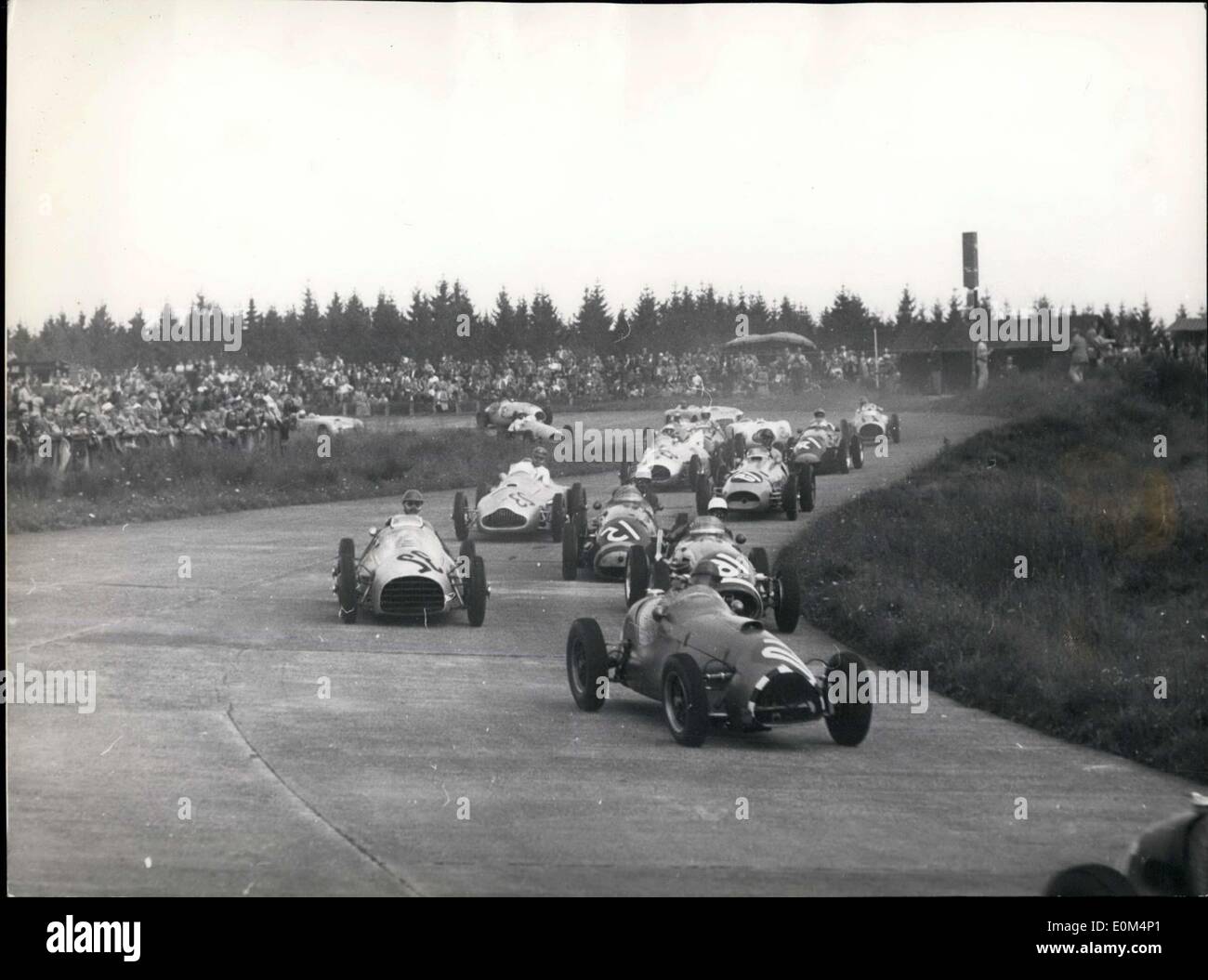 02 août, 1953 - Sur la photo est une scène d'une course de Formule II au Nürburgring en Allemagne. L'Italien Giuseppe Farina a gagné dans une Ferrari. Banque D'Images