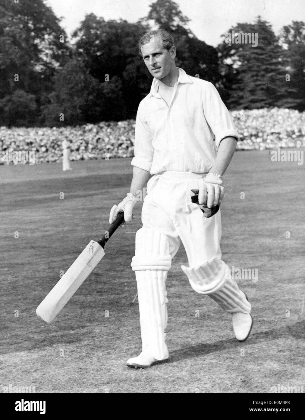 Le prince Philip joue le cricket Banque D'Images