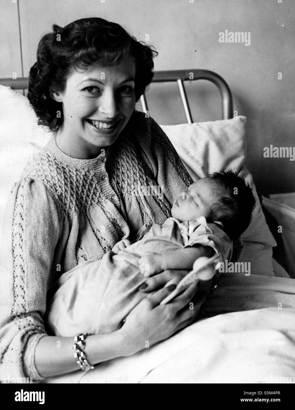 07 août 1953 - London, England, UK - (photo), joueur de tennis britannique LINDA CORNELL, épouse de l'acteur australien Peter Cawthorn, et leur nouveau-né fille Trudy Ann à Saint-Hélier, Hôpital Carshalton. Banque D'Images