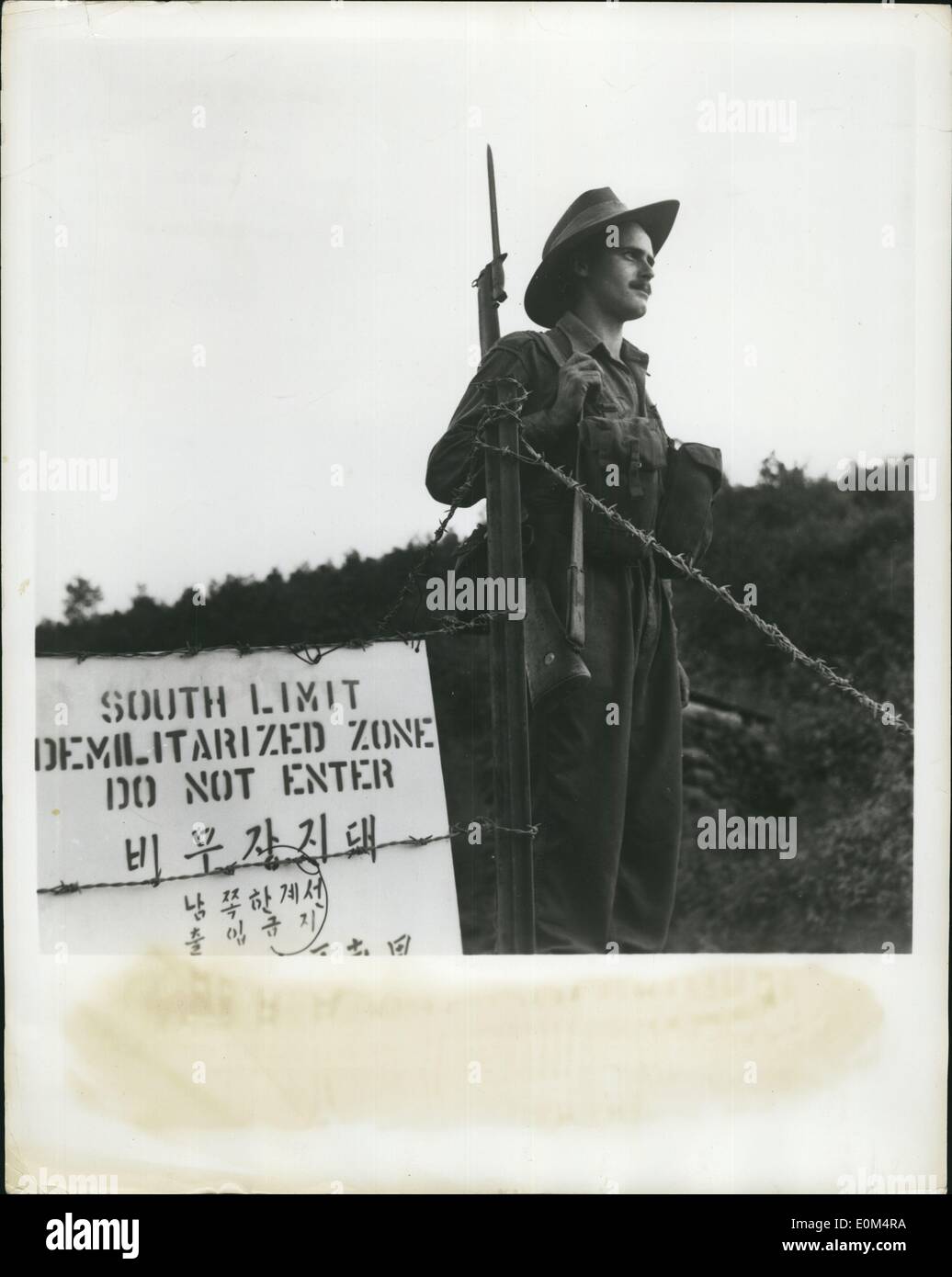 08 août, 1953 - Protection de la trêve en Corée : alors que des négociations sont en cours pour établir une paix durable en Corée, lasse de la guerre soldats montent la garde le long de la zone démilitarisée de 2 1/2 mille pour surveiller les violations de la trêve. Photo montre. Le Soldat Terry Mahoney du 3e Bataillon, Royal Australian Regiment, chargé de tenir les touristes et d'autres personnes non autorisées de la zone démilitarisée armistice monte la garde sur une route traversant sa limite sud. Les soldats des pays du Commonwealth britannique ont combattu aux côtés des Américains depuis les premiers mois de la guerre en Corée. Banque D'Images