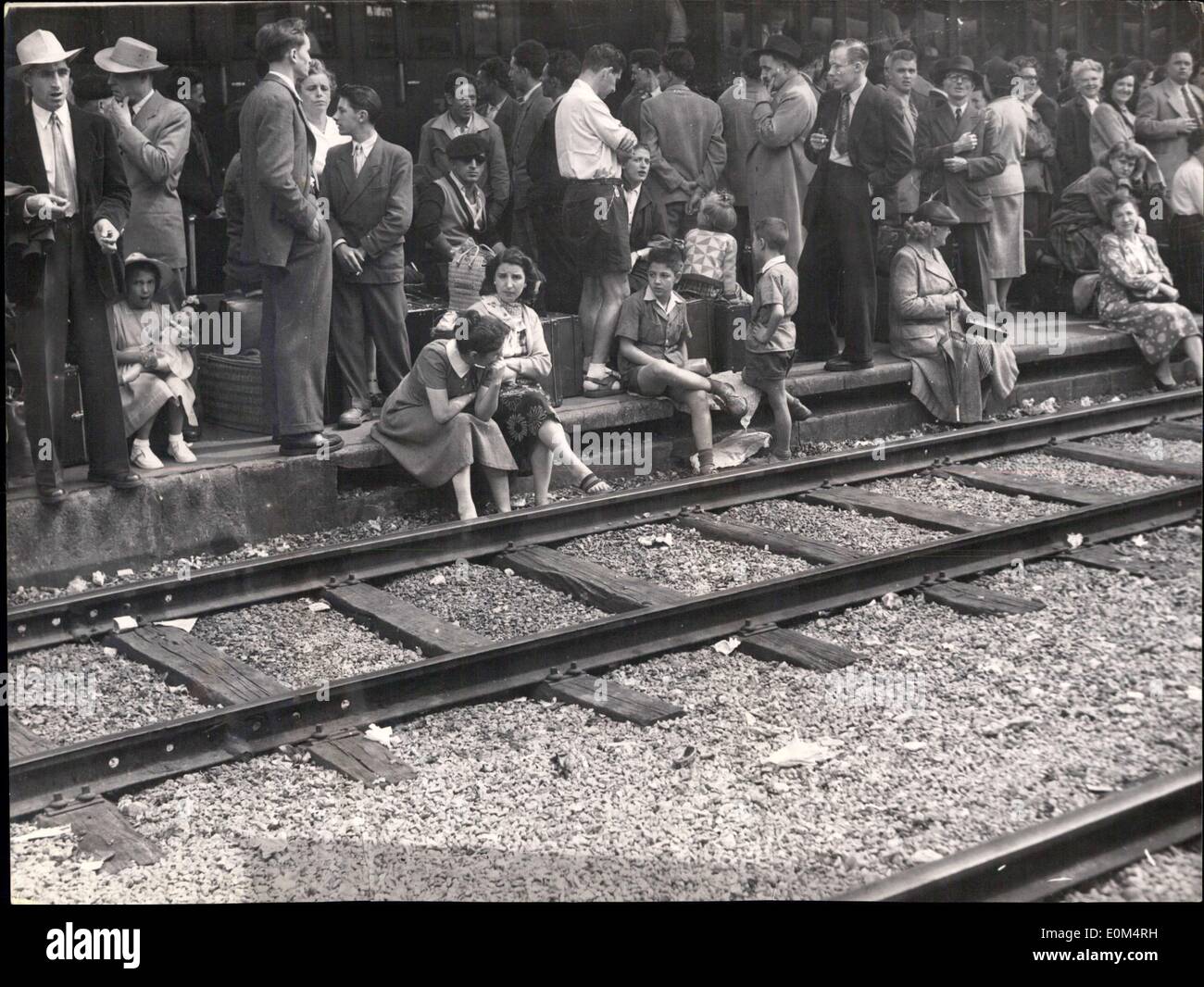 08 août, 1953 - Grève à Paris : Le trafic ferroviaire reste encore très irrégulière - passagers, jeunes et vieux, assis sur la plate-forme de l'Grre de Lyon en attente pour le trafic d'être repris. Banque D'Images