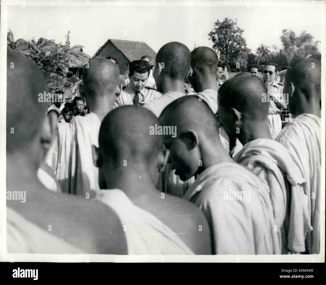 Juillet 07, 1953 - Le Roi Retour au Cambodge...exige l'indépendance complète de son pays. Le roi Norodom Sihanouk du Cambodge a reçu un accueil formidable quand il est retourné à son pays récemment - du Siam à laquelle il a fui dans le cadre de sa campagne pour l'indépendance du Cambodge à partir de la France. Bien qu'il ait repris le Cambodge il refuse de rentrer dans sa capitale jusqu'à sa campagne a été gagné. Il est pris en charge par ce qui a été appelé comme les plus fidèles soldats dans le monde - pour la plupart des Cambodgiens, pieds nus - et tous les fusils en bois. Banque D'Images