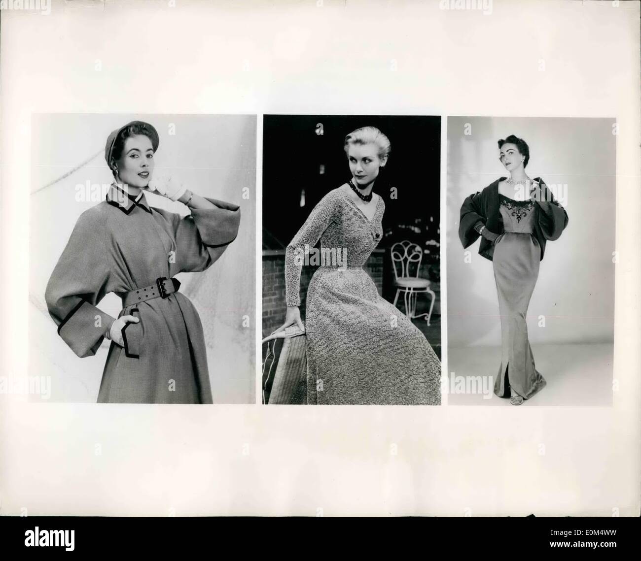 Juillet 07, 1953 - Échec de la mode Londres : Vous trouverez ci-dessous les styles de l'automne de la collection de trois designers londoniens, Telemac, Rembrandt et Arthur Banks : photo montre (à gauche) du ''Telemac Piper'' de l'imperméable de la rayonne garni de tresse noire de tuyauterie. Il est fait avec un fly-avant et peut être porté avec ou sans la ceinture. La robe a des demi-tour aux manches et un chapeau assorti. (Centre) cocktail de Rembrandt se sépare en ''Frosty,'' une nouveauté de grande qualité matériel avec intérêt de surface donnée par une aiguille-run design en fil fantaisie blanc qui se sent comme la paille, sur une masse sombre Banque D'Images