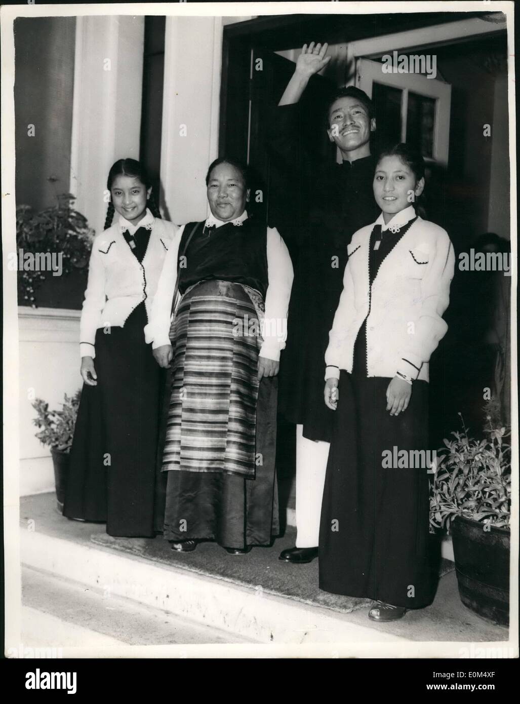 Juillet 07, 1953 - Tensing reçoit la Médaille de George. 'Tiger ; tensing conquérant de l'Everest, s'est rendu au Palais aujourd'hui, où il a reçu la Médaille de George. Photo montre ''Tiger'' se tendre , avec sa femme et ses deux filles, vu partir pour le Palais d'aujourd'hui. Banque D'Images