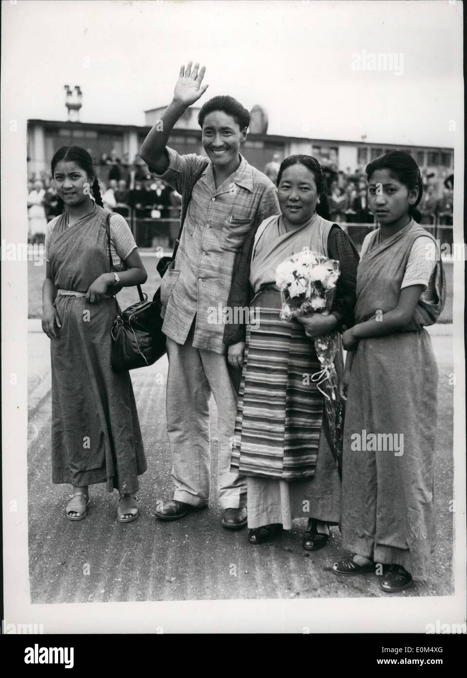 Juillet 07, 1953 - L'Everest équipe retourne à Londres. Tensing et famille : le Colonel Hunt - Edmund Hillary et d'autres de l'équipe Montage victorieux est arrivé à l'aéroport de Londres cet après-midi à partir de l'Inde. Photo montre Sherpe tendre avec sa femme et sa famille vu à l'arrivée à l'aéroport de Londres cet après-midi. Banque D'Images
