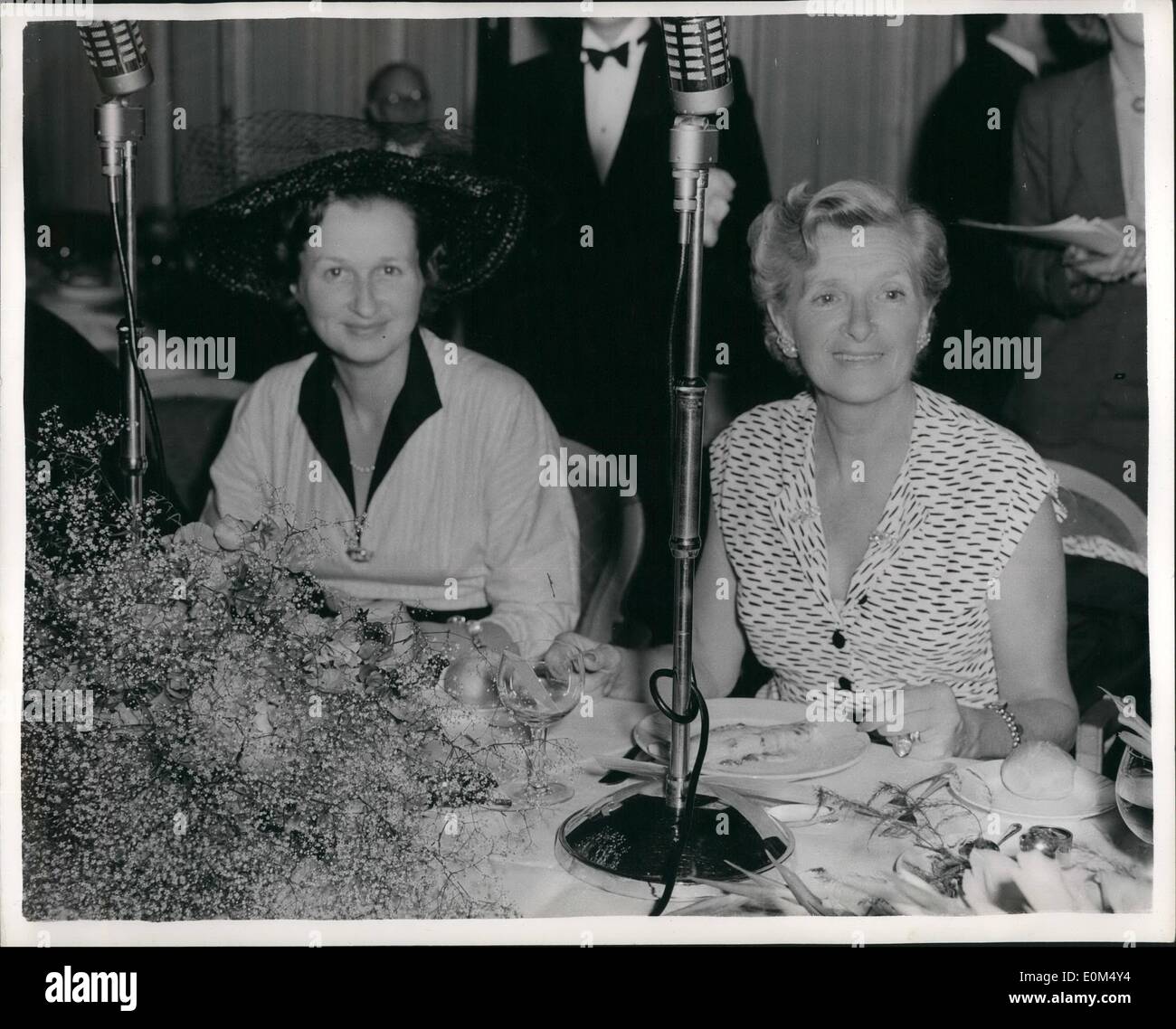 Juillet 07, 1953 - déjeuner littéraire du Foyle at The Dorchester. Photo montre Gladys Cooper, en l'honneur duquel le déjeuner a été donnée , en photo avec sa fille, Mme .Robert Morley, au cours du déjeuner. Banque D'Images