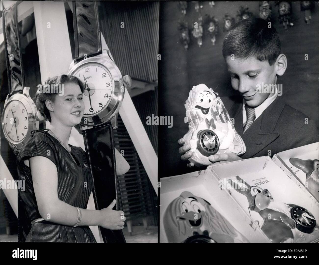 08 août 1953 - Ouverture de l'industrie allemande Salon : nouveau thriller d'exportation : Walt Disney fabriqués par les horloges de coucou de la forêt noire-réveil de l'industrie. L'industrie allemande juste, mieux connue dans ce pays comme la 5e réveil-and Jewellery Fair, a ouvert à Francfort/Main, hier. 42 horloge suisse - et regarder les fabricants et 12 orfèvres autrichienne afficher leurs produits exceptionnels Banque D'Images