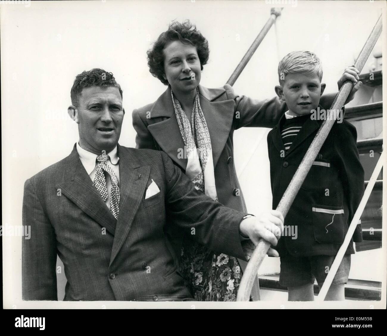 Juillet 07, 1953 - Australian Quads arrivent - hôpital Andgo dans l'isolement : un cas de rougeole. Parmi les passagers qui arrivent à Tilbury aujourd'hui étaient M. et Mme Sara parents des deux ans Sara australienne Quads. Les quads sont nés en août 1950 sur une période de trois jours et a fait les manchettes des journaux.. Les Quads n'étaient pas visibles aujourd'hui qu'ils avaient été transférés à un hôpital d'isolement souffrant de la rougeole. Ils sont à visiter les parents de Mme Sara à Bedford Park pour une maison de vacances. Photo montre M. et Mme Percy Sara avec leur fils aîné Ceoferey à bord du s.s Banque D'Images