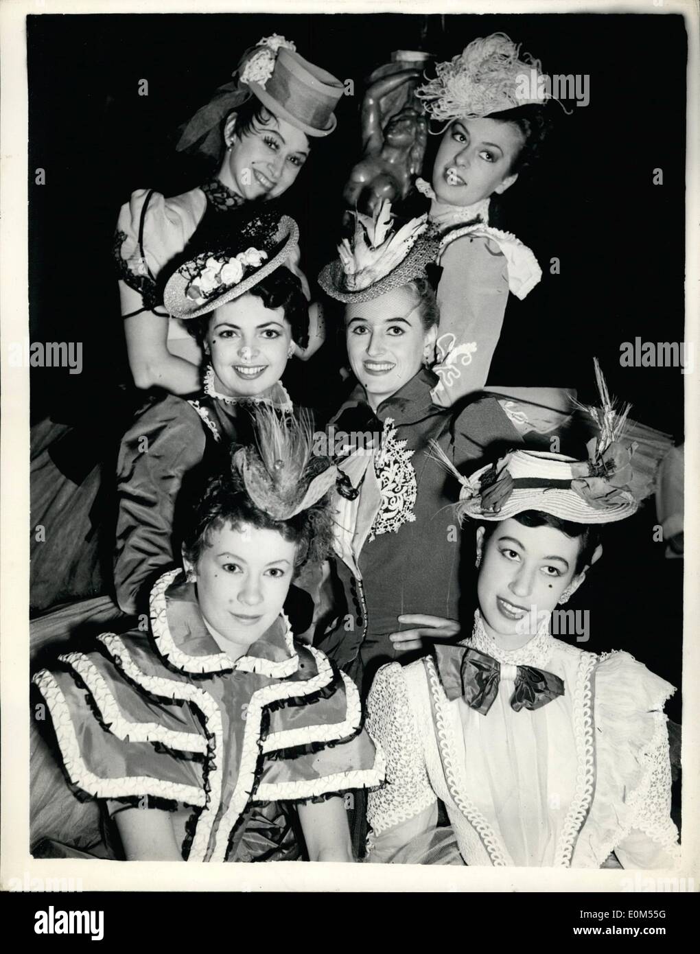 Juillet 07, 1953 - La préparation de "La Veuve joyeuse" au Royal Festival Hall : Les répétitions se poursuivent au Royal Festival Hall aujourd'hui pour la présentation de ce soir de 'La Veuve joyeuse''. Photo montre certaines des jolies filles de ballet vu à la salle cet après-midi qu'ils répète pour le spectacle ce soir. Banque D'Images