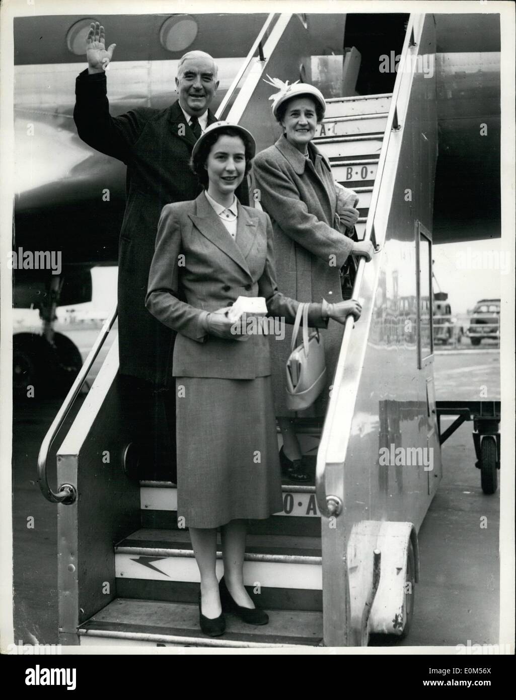 Juillet 07, 1953 - M. Menzies - Premier Ministre australien quitte Londres pour la visite en Afrique du Sud : M. Menzies le Premier Ministre australien, qui a été malade, souffrant d'une gastro-entérite à Londres - gauche l'aéroport de Londres avec sa femme et sa fille cet après-midi sur leur retard de voyage en Afrique du Sud. Il s'agit d'une visite en tant qu'invités de Johannesburg Le Dr Mélan. Photo montre M. et Mme Heather Menzies et leur fille à l'aéroport de Londres - aujourd'hui. Banque D'Images