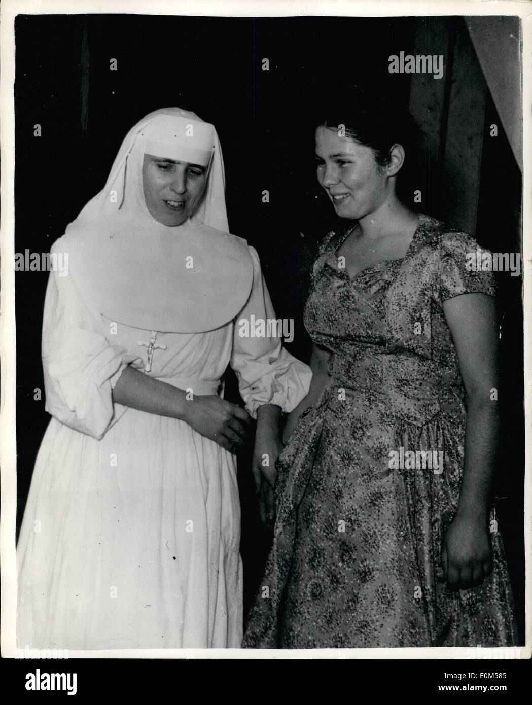 Juillet 07, 1953 - la fille Ex-King Farouk à nouveau après l'opération à  Rome : photo montre la Princesse Ferial - fille aînée de Ex-King Farouk  quitte la clinique à Rome après