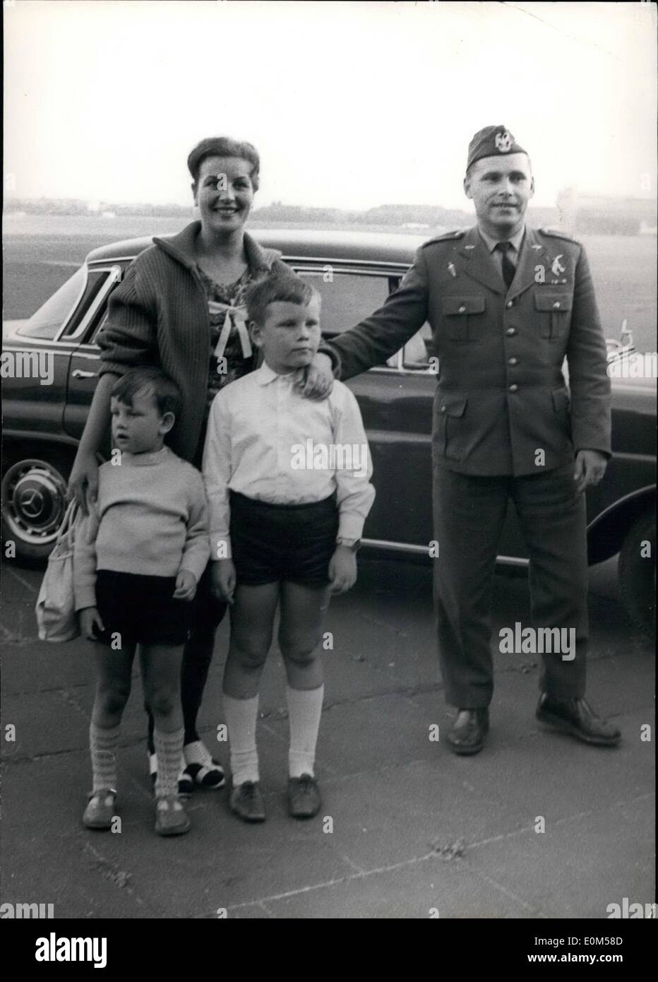 Juillet 07, 1953 - major de l'armée polonaise s'est échappé à Berlin Ouest. Dans un plan de test TS-8 un major de l'Air polonaise-force s'échappa à Berlin. Il s'est enfui avec sa femme et ses deux enfants. OPS : Majpr Obcaz (34), son épouse, Mary (27) et ses deux enfants Lestow (9) et Kristofer (5), sur l'aéroport de Tempelhof Berlin Ouest. Banque D'Images